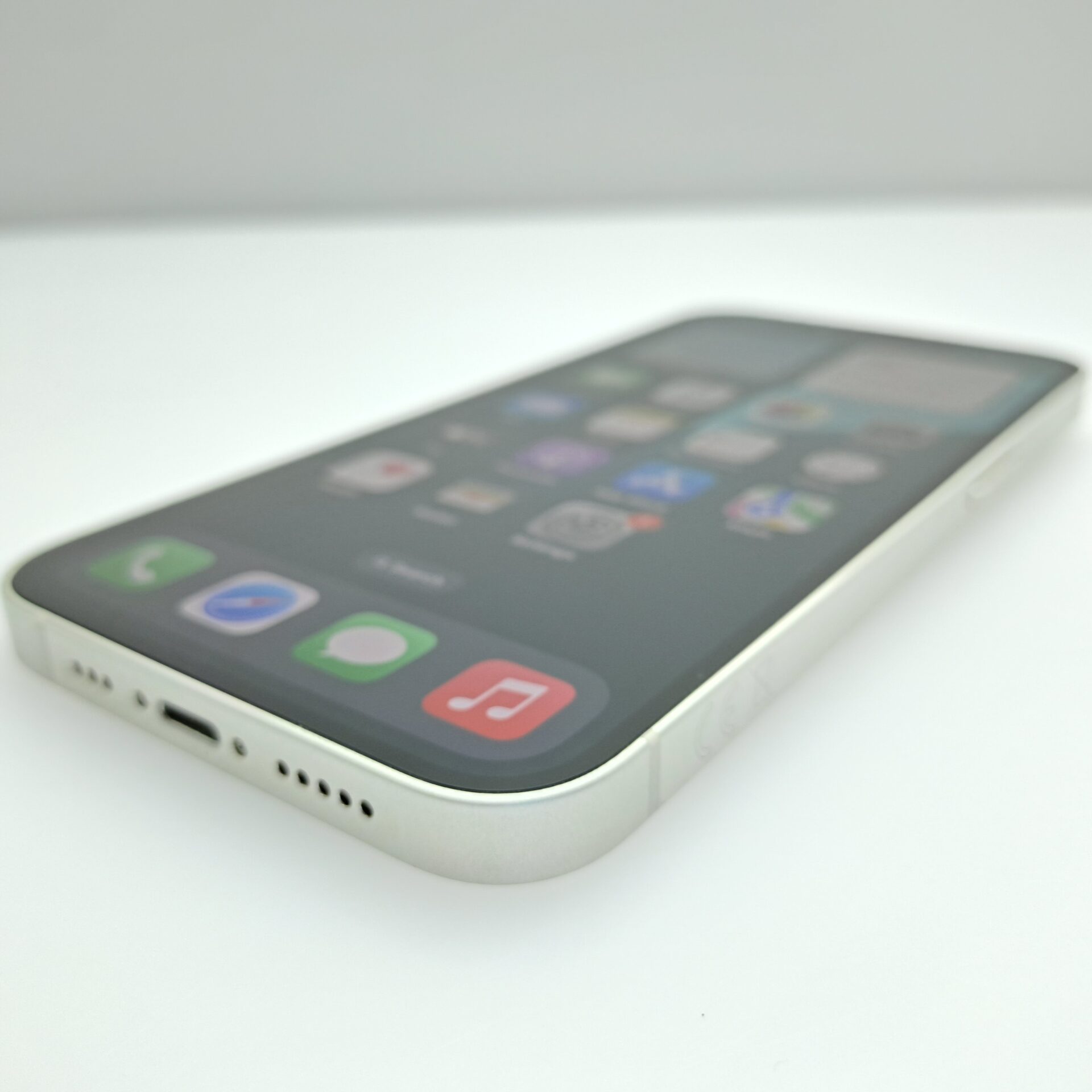 iPhone 13 128GB White (6 Month Warranty) - Image 4
