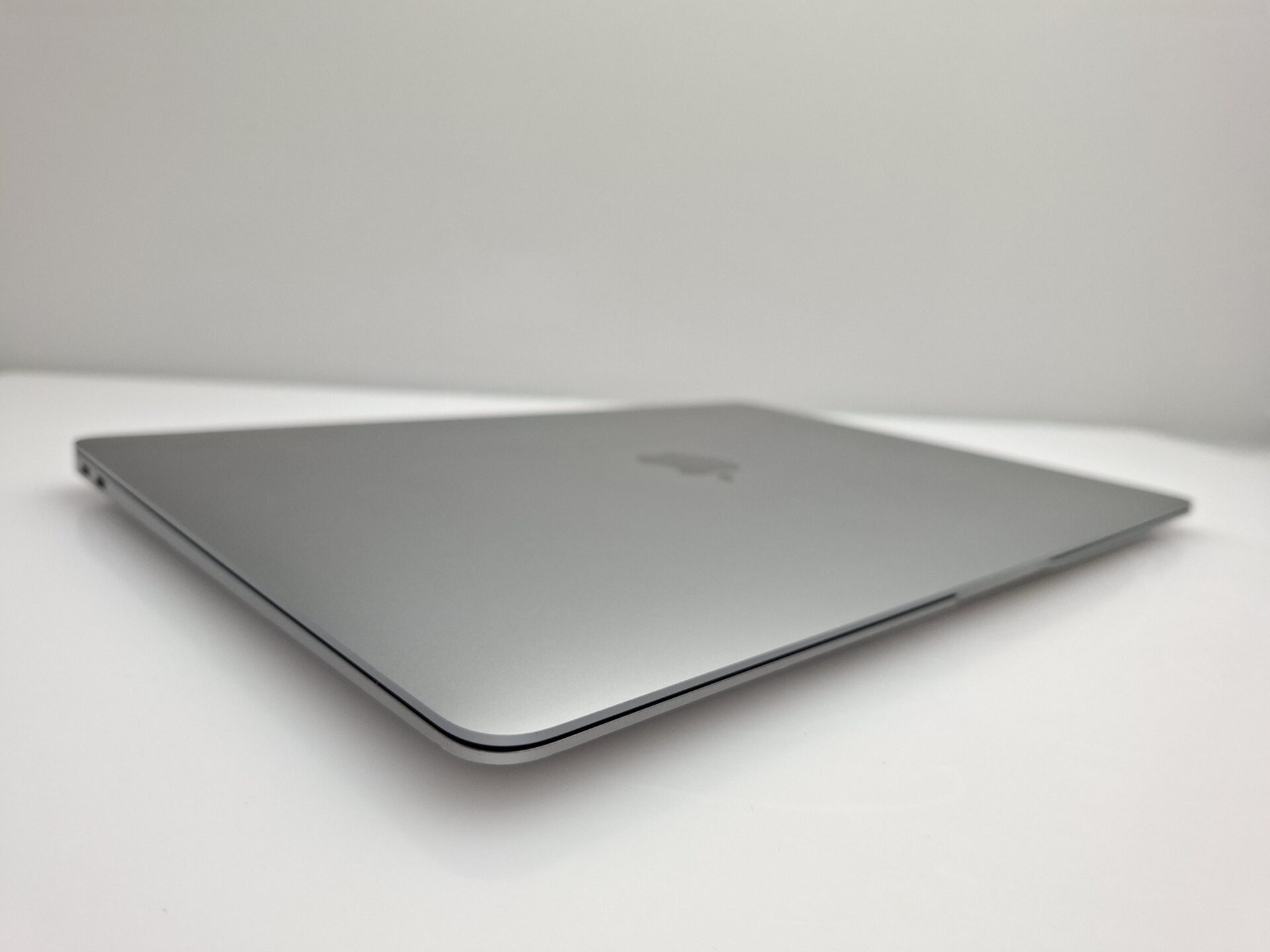 MacBook Air M1 8 CPU/ 8 GPU 13-inch (2020) 8GB RAM 256GB SSD Space Gray (12 Month Warranty) - Image 10