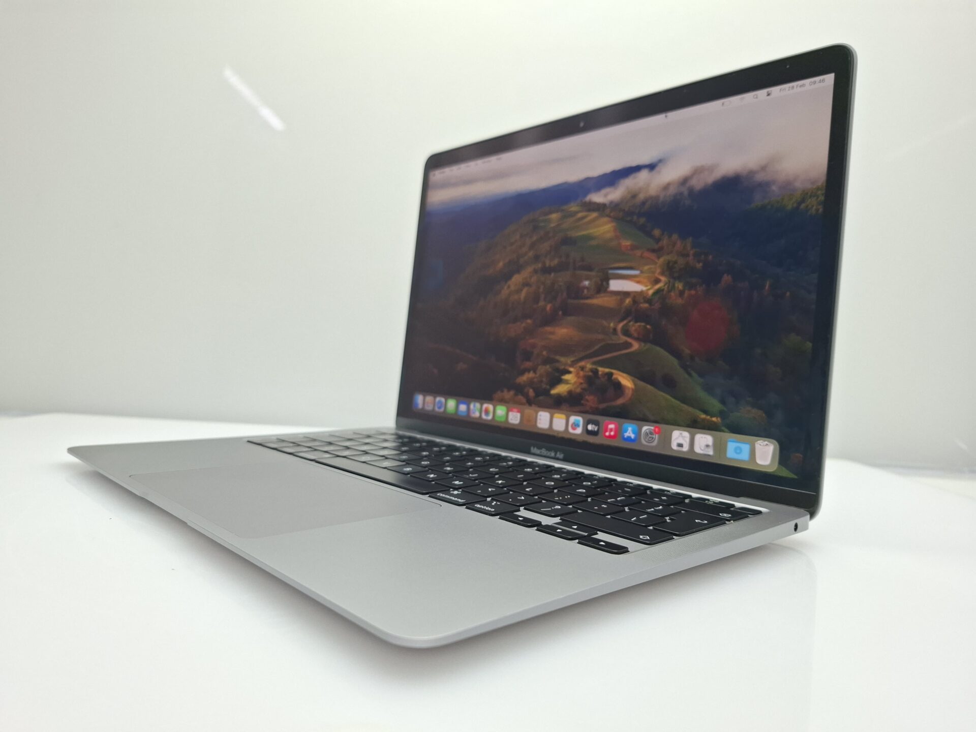 MacBook Air M1 8 CPU/ 8 GPU 13-inch (2020) 8GB RAM 256GB SSD Space Gray (12 Month Warranty) - Image 8