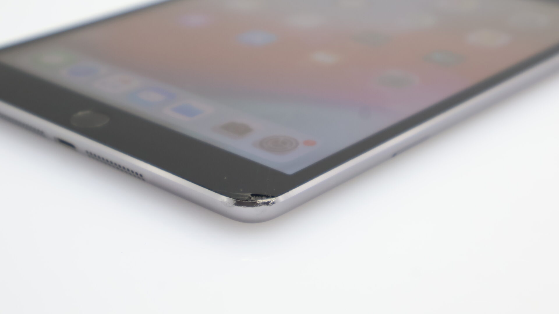 iPad Mini 3 (Wi-Fi/Cellular) 128GB Space Gray - Cracked Screen - Image 4