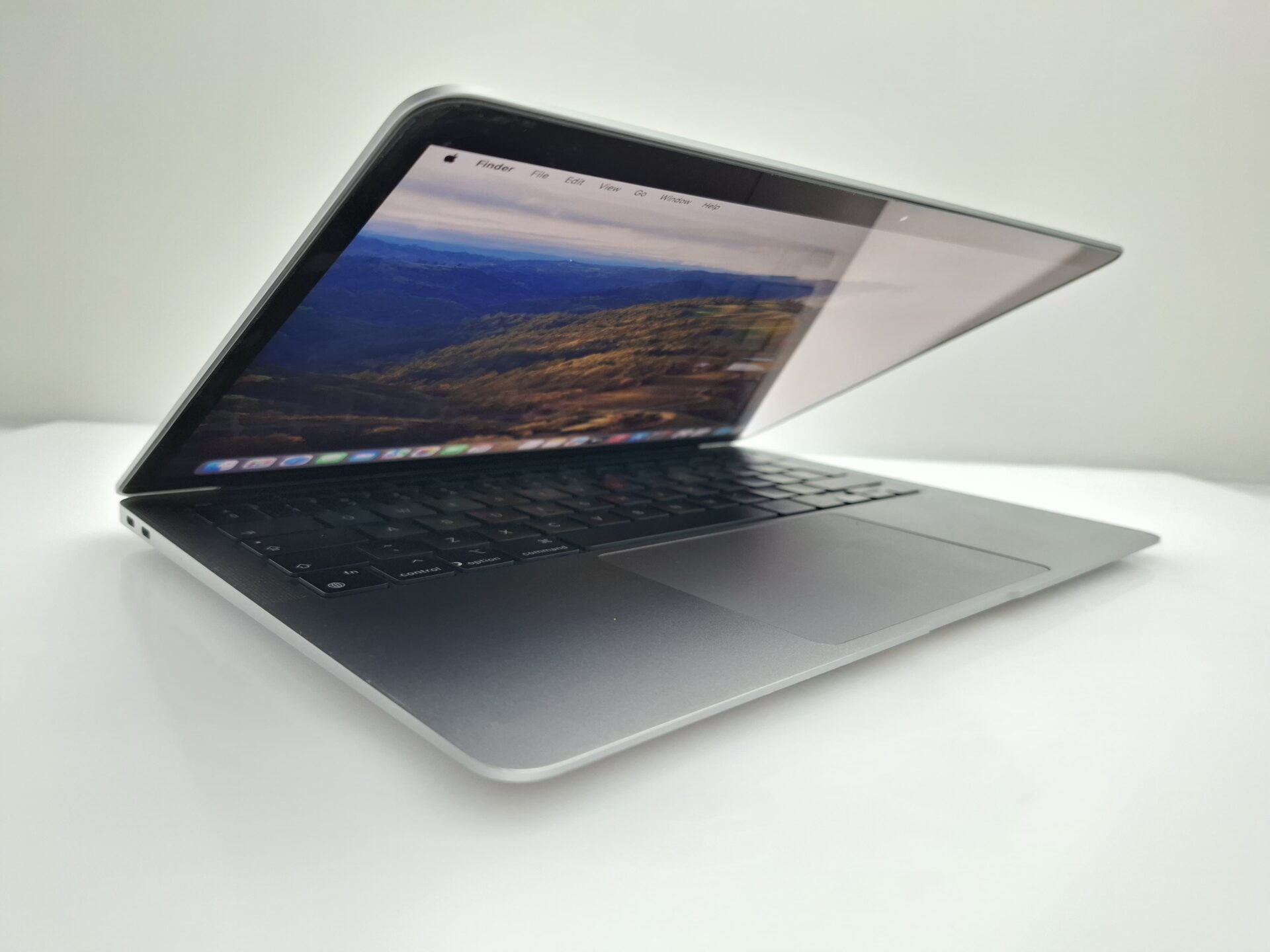MacBook Air M1 8 CPU/ 8 GPU 13-inch (2020) 8GB RAM 256GB SSD Space Gray (12 Month Warranty) - Image 5
