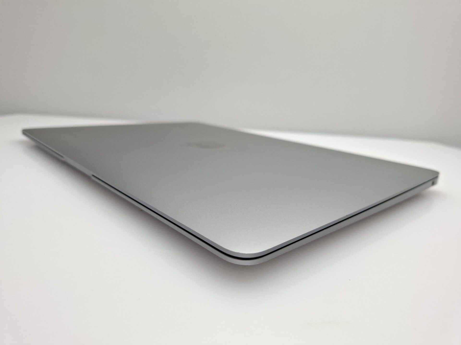MacBook Air M1 8 CPU/ 8 GPU 13-inch (2020) 8GB RAM 256GB SSD Space Gray (12 Month Warranty) - Image 9