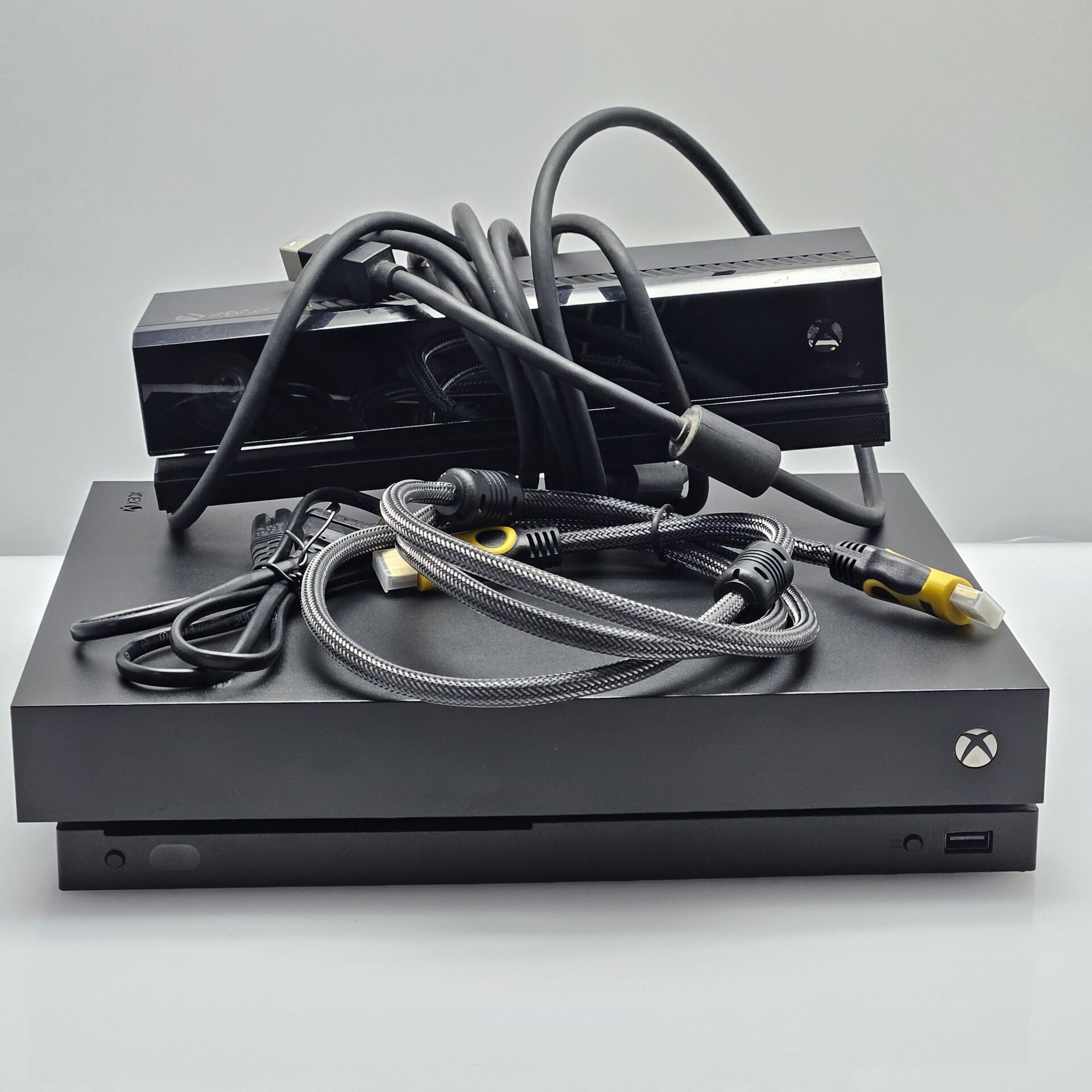 Xbox One X 1TB Black + HDMI Cable + Power Cable + Kinect Sensor