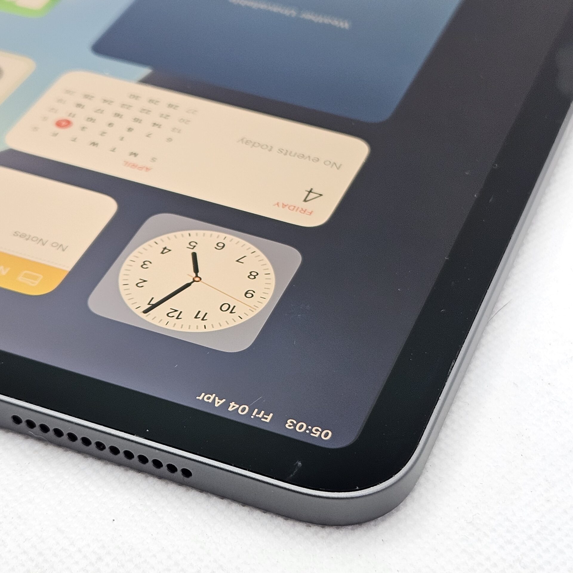 iPad Pro 11″ 1st Gen 256GB (WiFi Only) No Face ID And Bright Spots