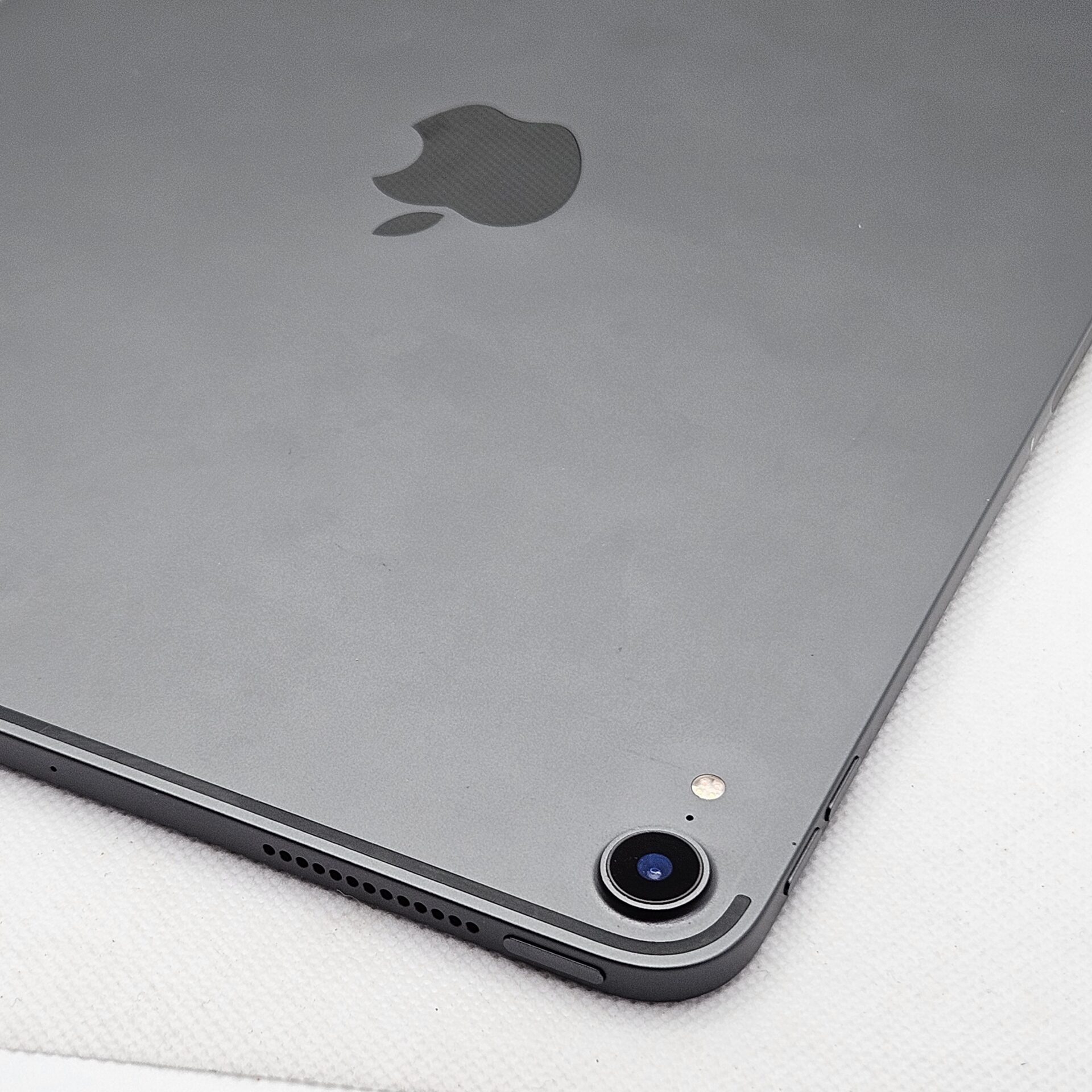 iPad Pro 11″ 1st Gen 256GB (WiFi Only) No Face ID And Bright Spots