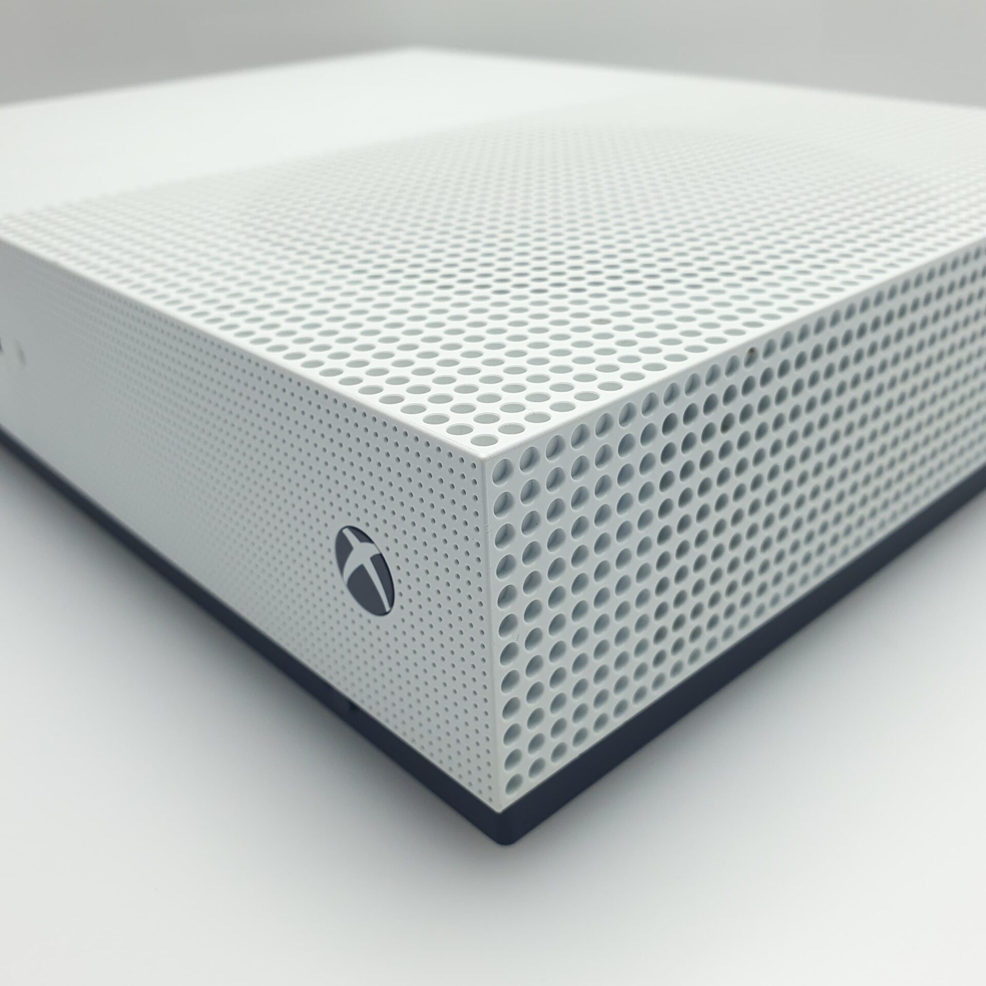 Xbox One S 1TB White + HDMI Cable + Power Cable (3 Month Warranty) - Image 2