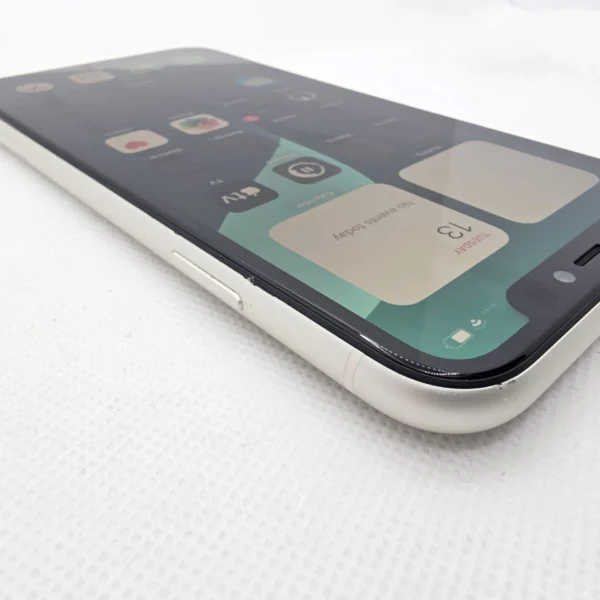 iPhone 11 64GB No Face ID| Dim Backlight White (3 Month Warranty