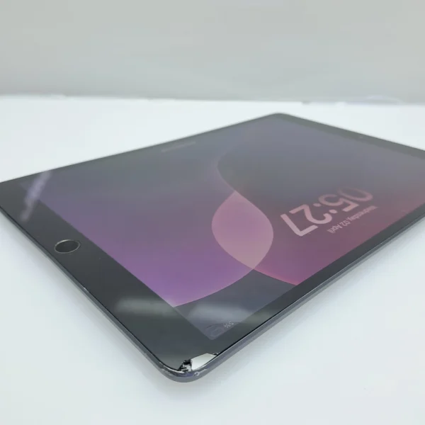 iPad Air 3rd Gen 256GB (Wifi Only) Cracked Screen Space Grey
