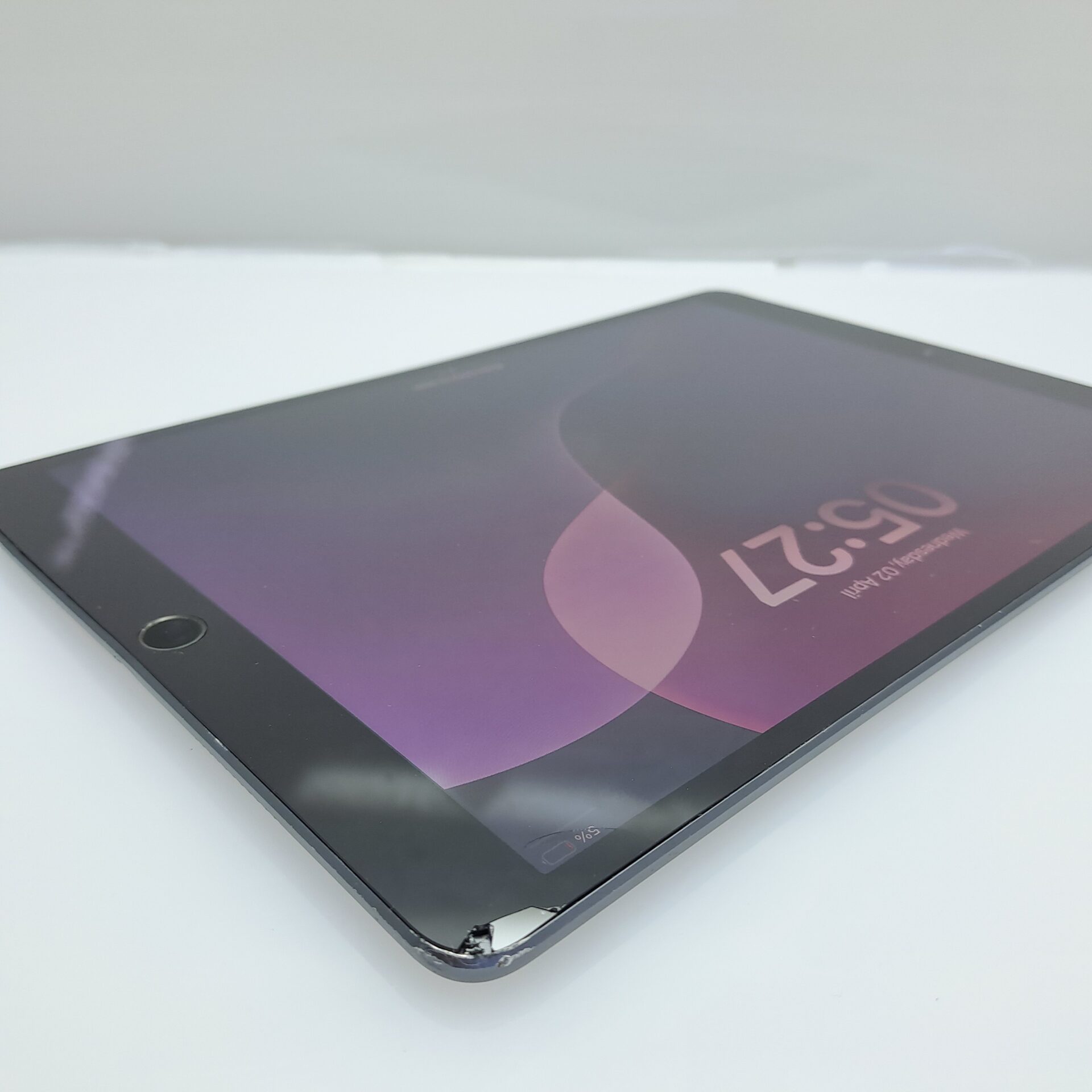 iPad Air 3rd Gen 256GB (Wifi Only) Cracked Screen Space Grey