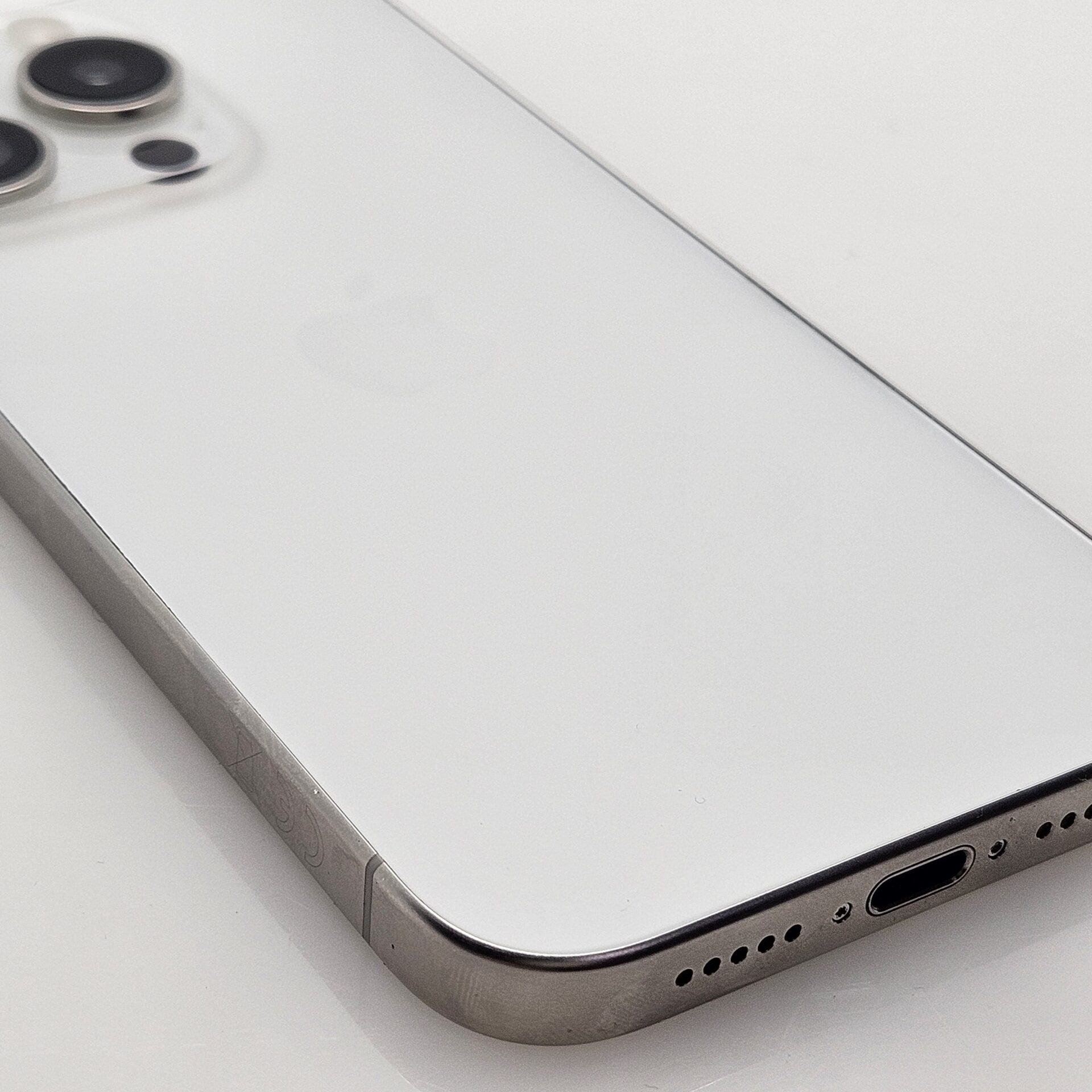 iPhone 15 Pro 256GB White Titanium (12 Month Warranty) | Epic Deals SA