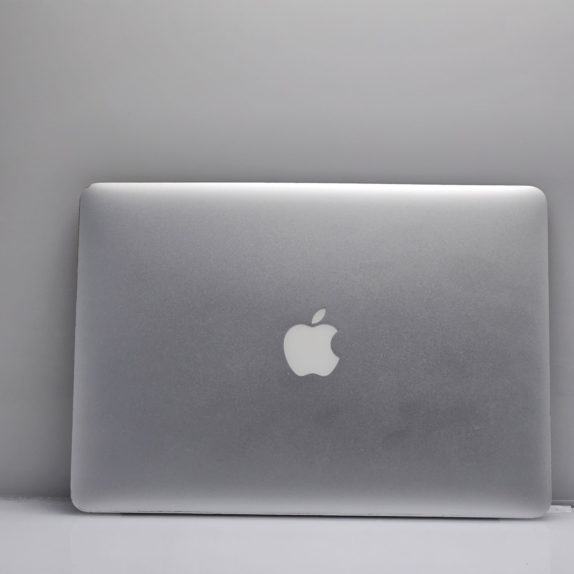 MacBook Air 13-Inch “Core i5” 1.60GHz 8GB RAM 128GB SSD (Early