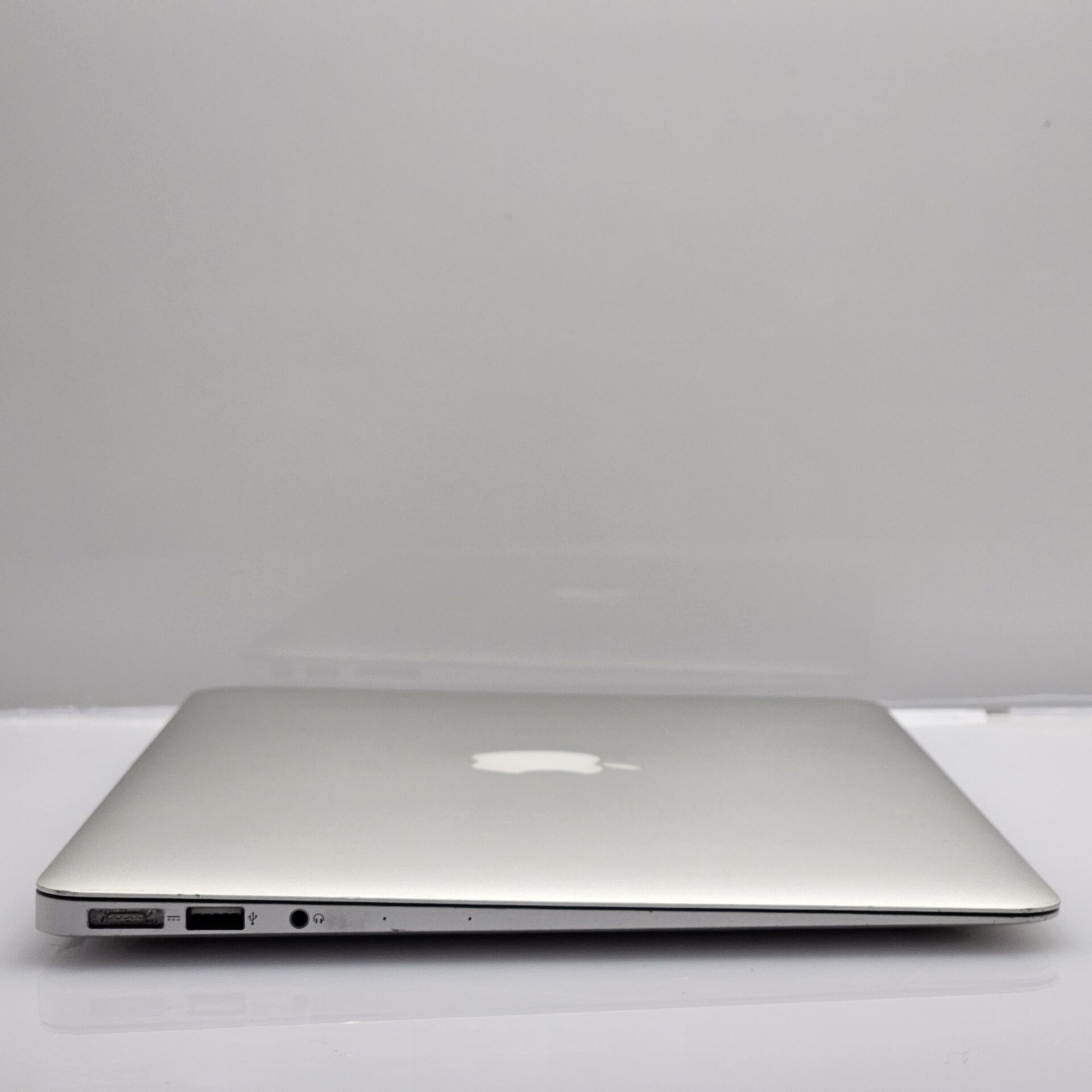 MacBook Air 13-Inch “Core i5” 1.60GHz 8GB RAM 128GB SSD (Early