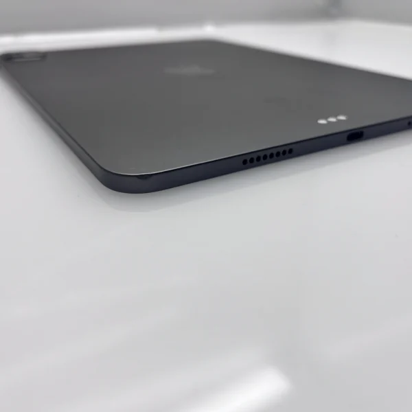 iPad Pro 11-Inch 3rd Gen 128GB (Wifi Only) Cracked Screen Space