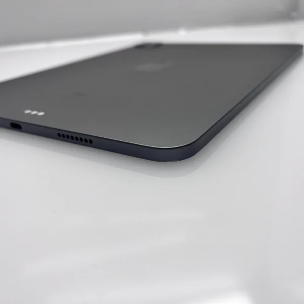iPad Pro 11-Inch 3rd Gen 128GB (Wifi Only) Cracked Screen Space
