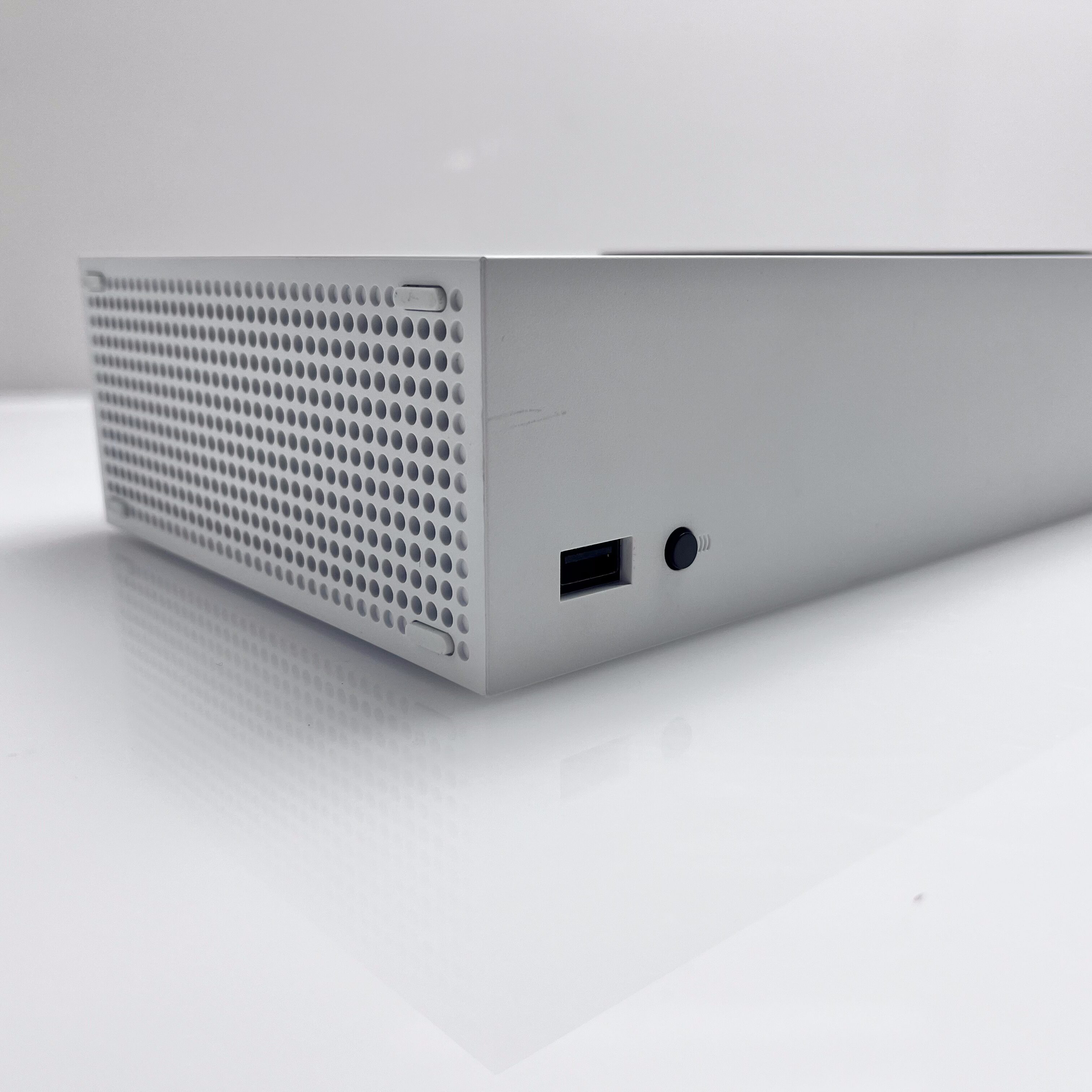 Xbox Series S 512GB White + 1 Controller + 1 Power Cable + 1 HDMI Cable (3 Month Warranty) - Image 2