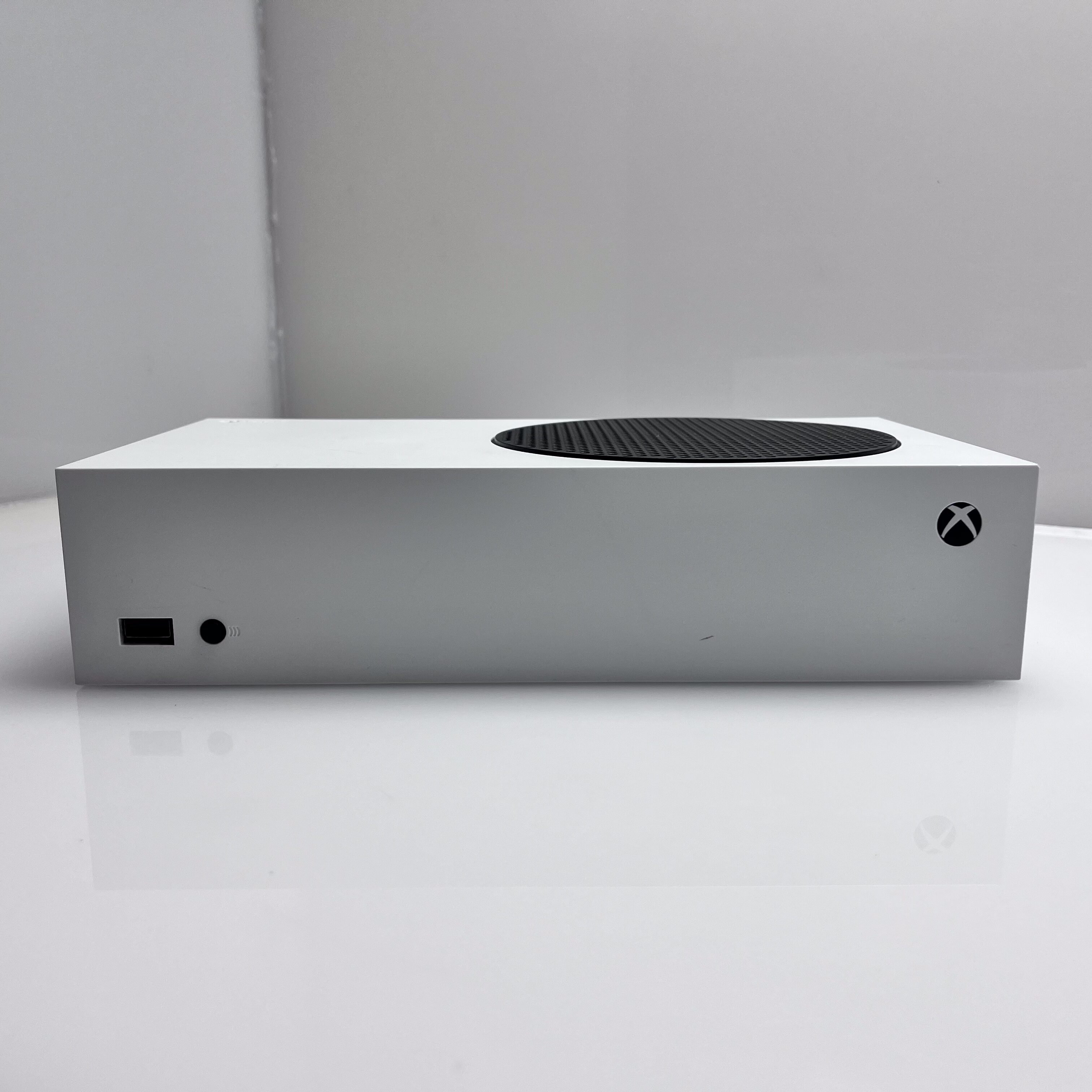 Xbox Series S 512GB White + 1 Controller + 1 Power Cable + 1 HDMI Cable (3 Month Warranty) - Image 3
