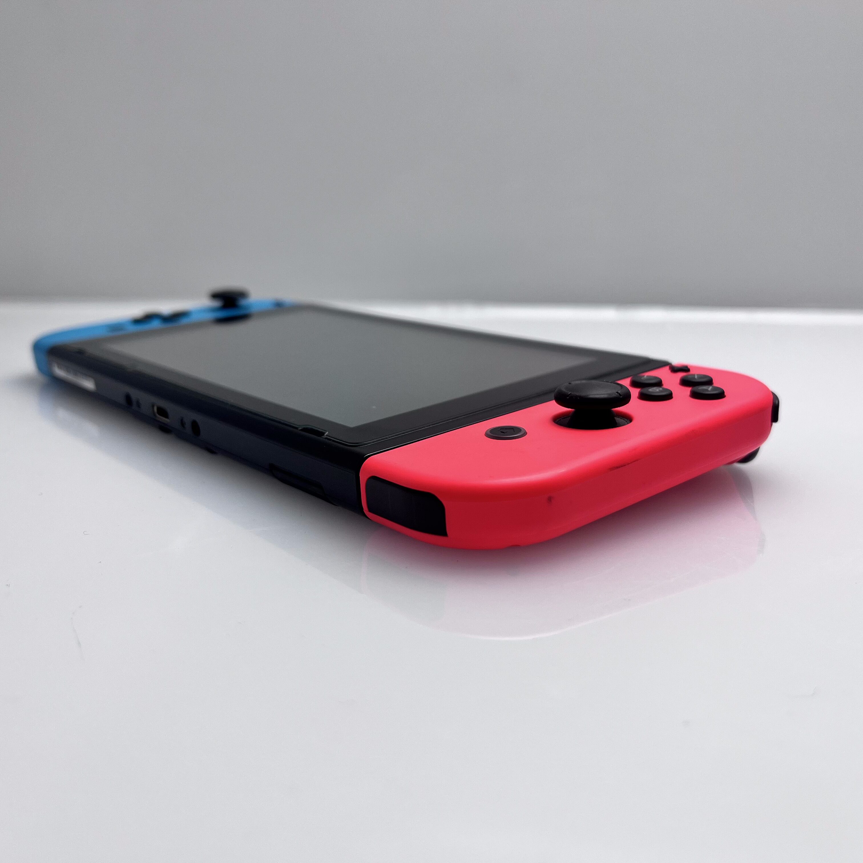 Nintendo Switch 32GB Black + 2 Joy-Con Controllers + HDMI Cable +