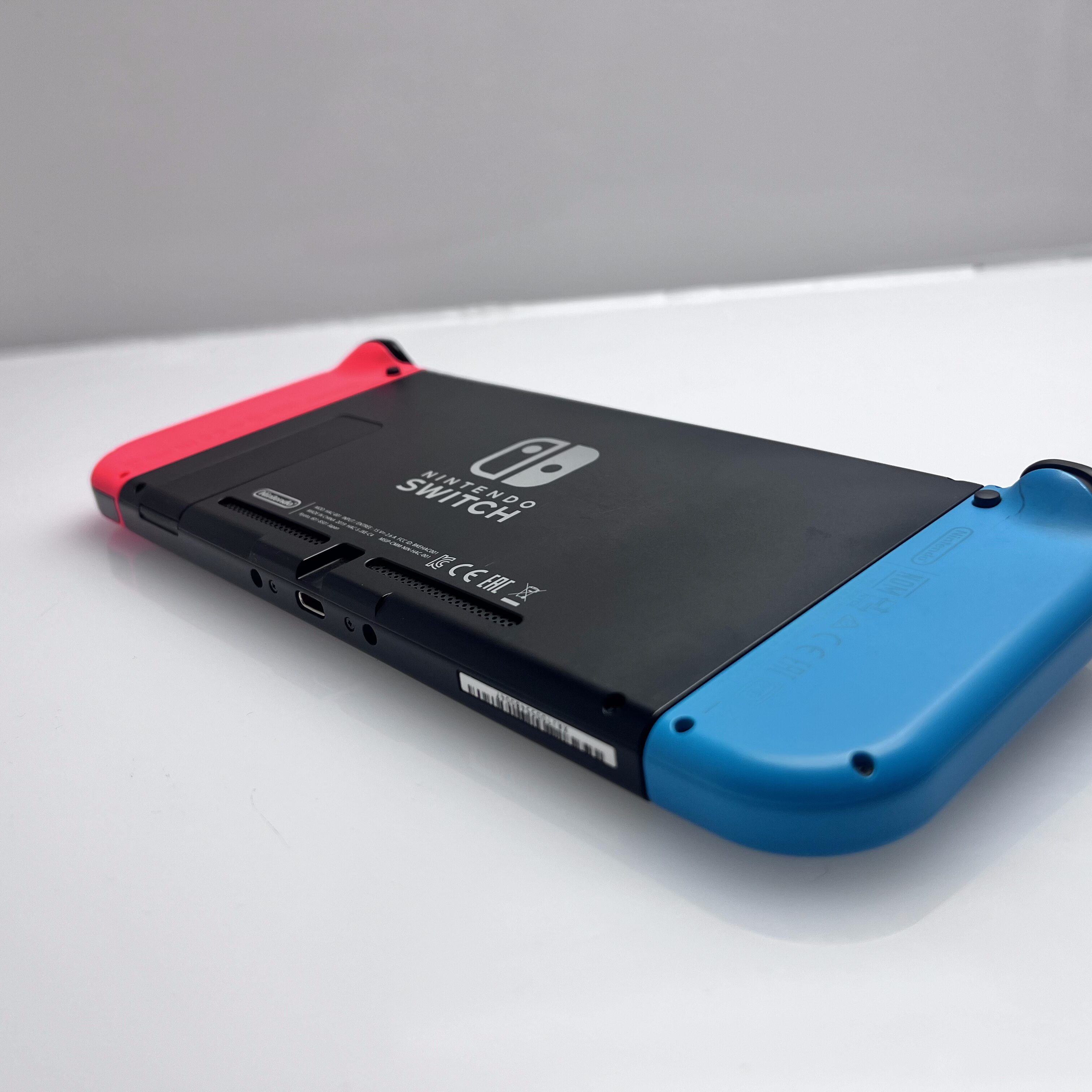 Nintendo Switch 32GB Black + 2 Joy-Con Controllers + HDMI Cable +
