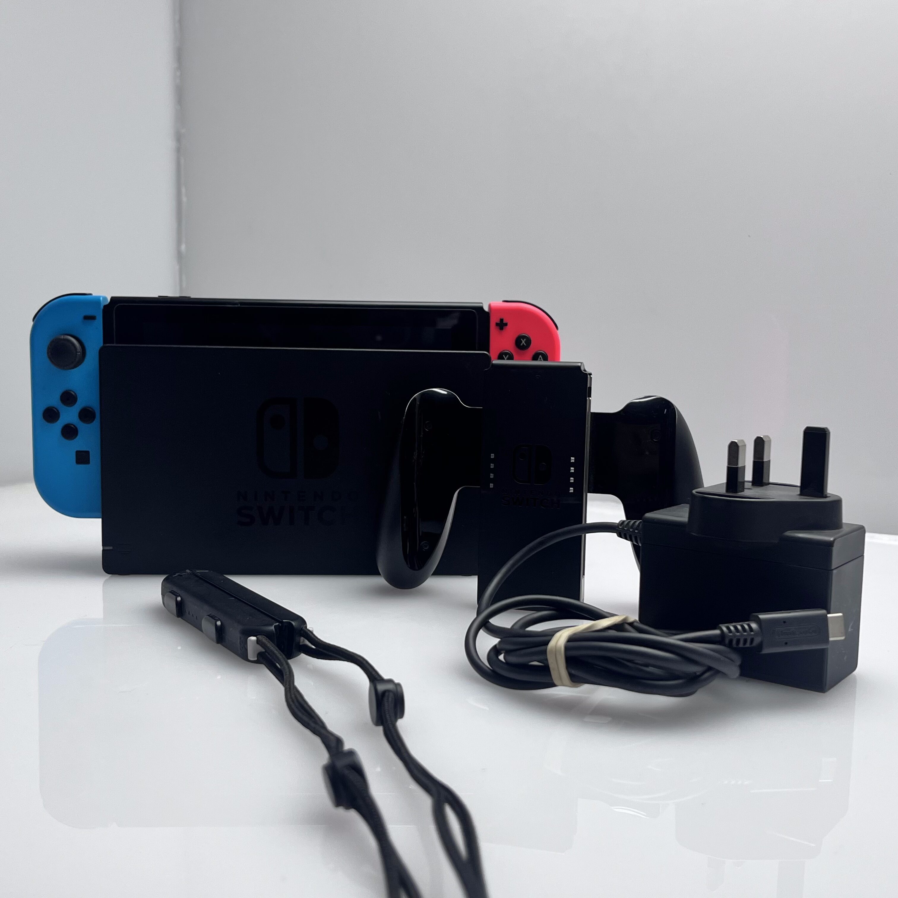 Nintendo Switch 32GB Black + 2 Joy-Con Controllers + HDMI Cable +