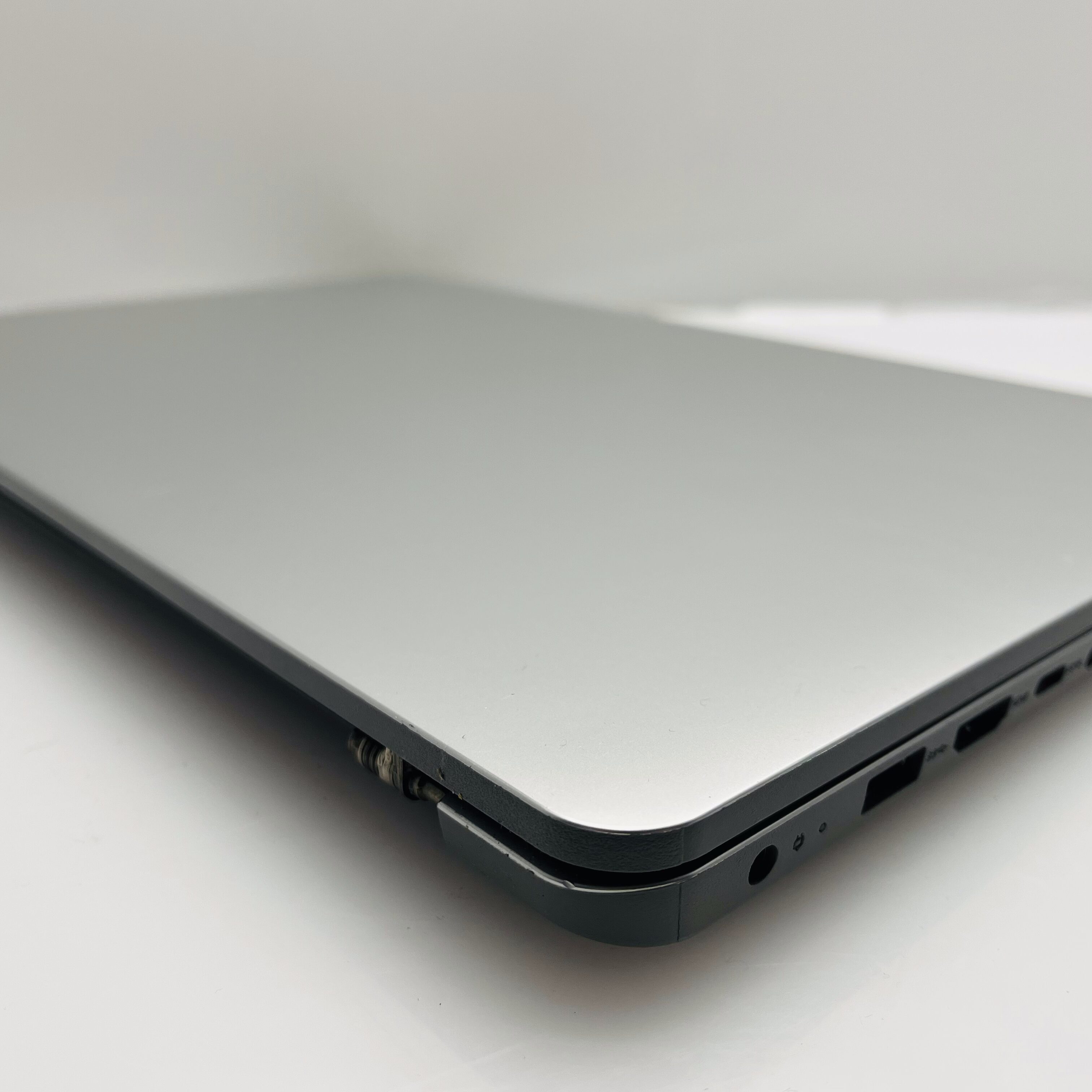 Lenovo Ideapad 1 15AMN7 AMD Ryzen 5 2.80GHz 8GB RAM 512GB SSD Silver - Hinge Damage - Image 3