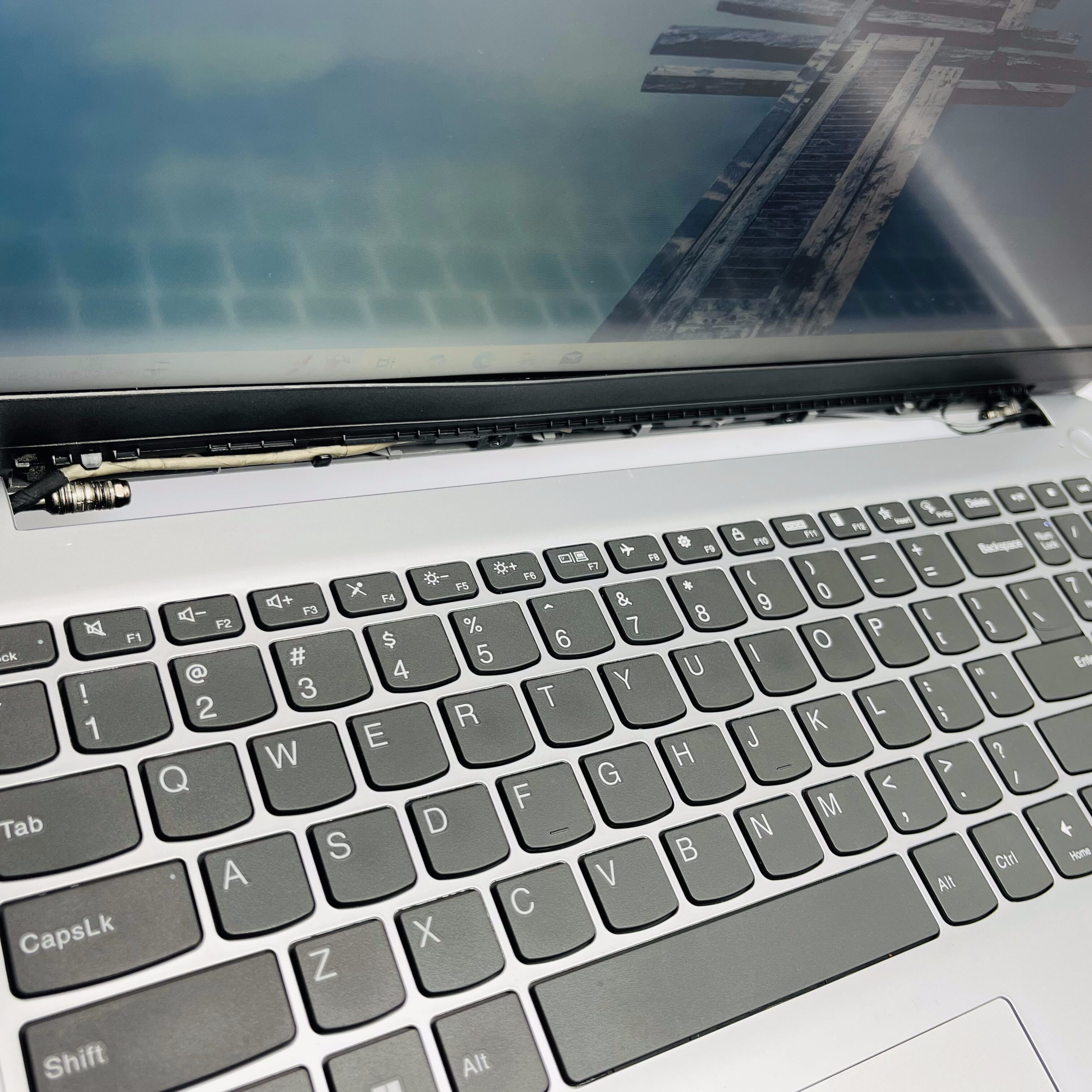 Lenovo Ideapad 1 15AMN7 AMD Ryzen 5 2.80GHz 8GB RAM 512GB SSD Silver - Hinge Damage - Image 16