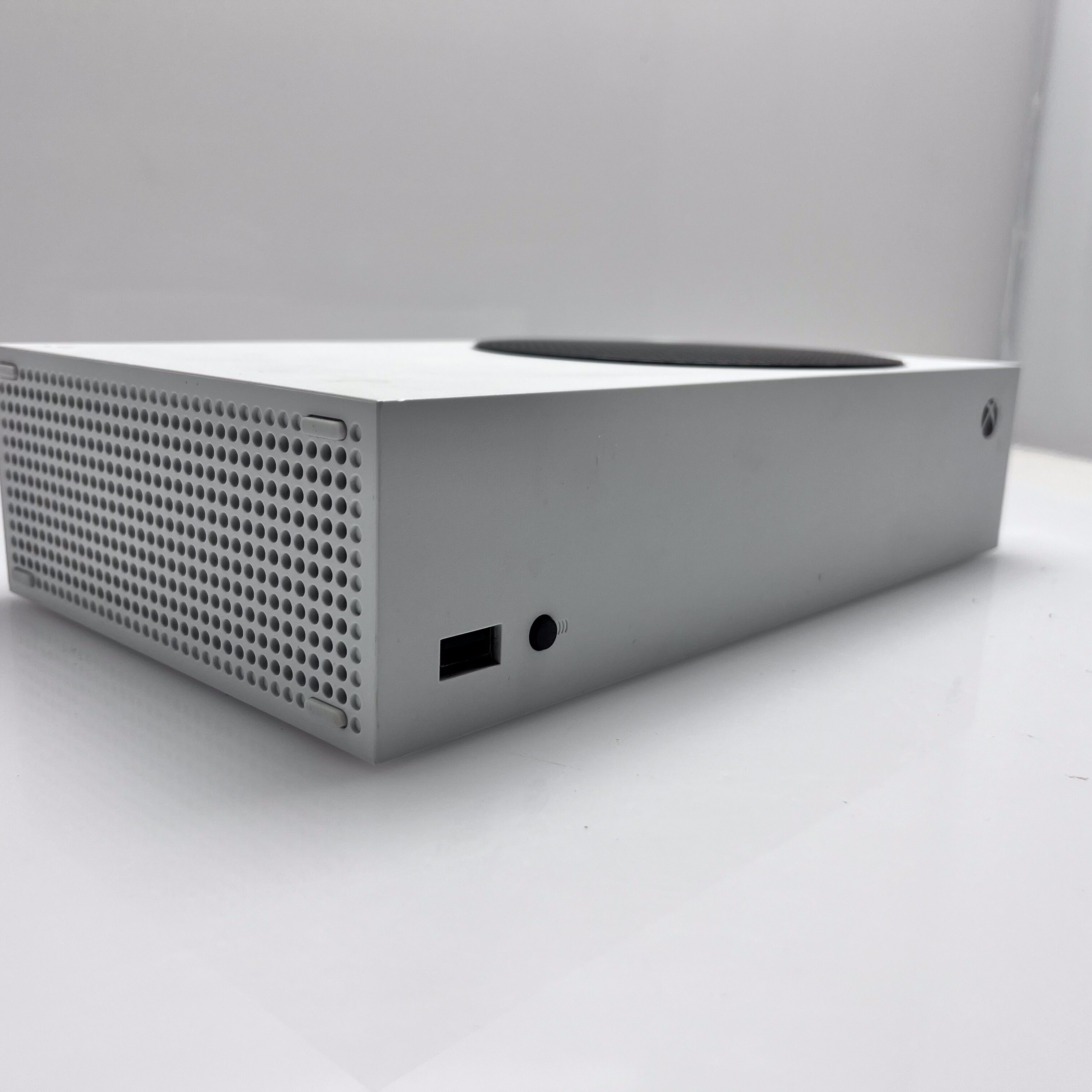 Xbox Series S 512GB White + 2 Controllers + 1 Power Cable + 1 HDMI Cable (3 Month Warranty) - Image 2
