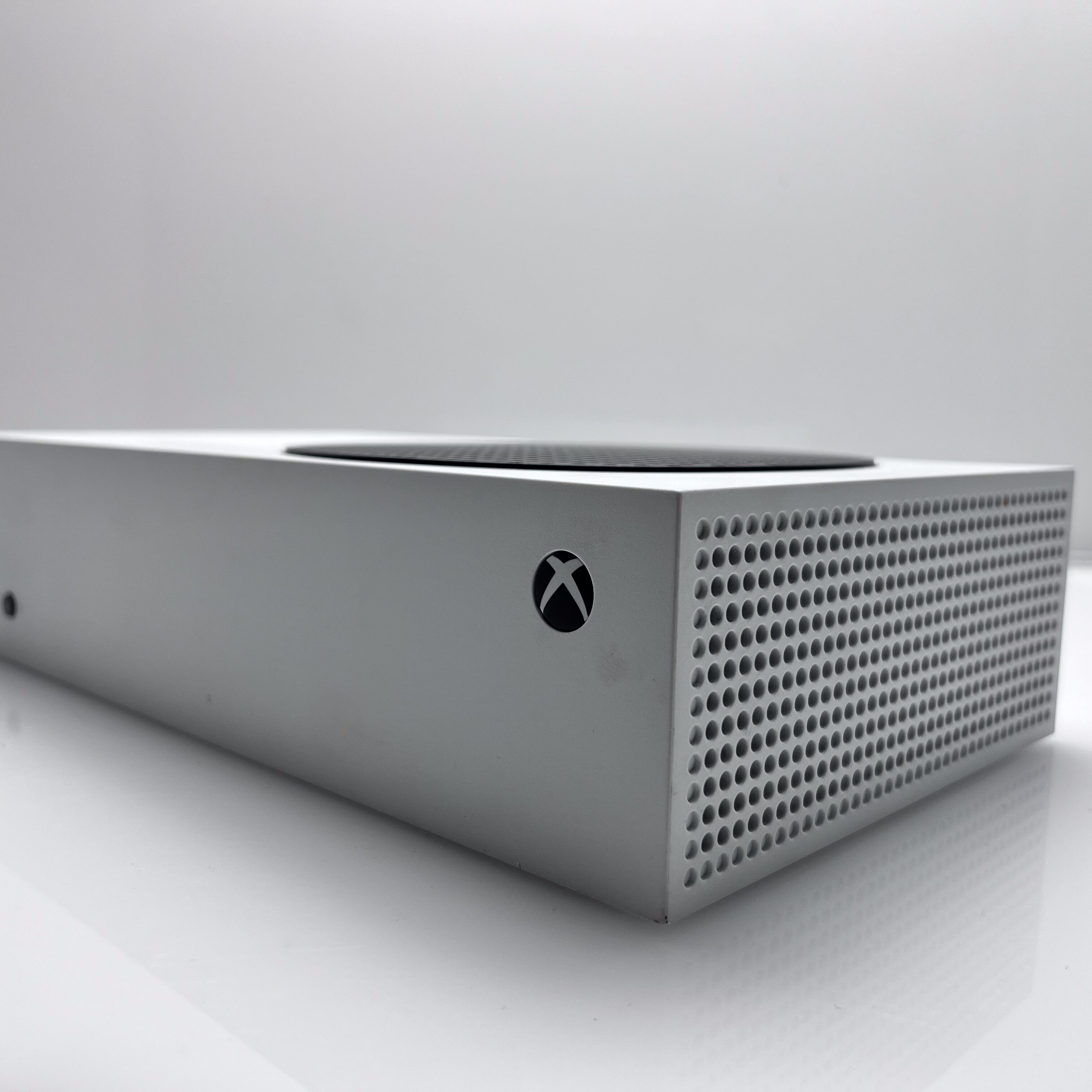 Xbox Series S 512GB White + 2 Controllers + 1 Power Cable + 1 HDMI Cable (3 Month Warranty) - Image 3