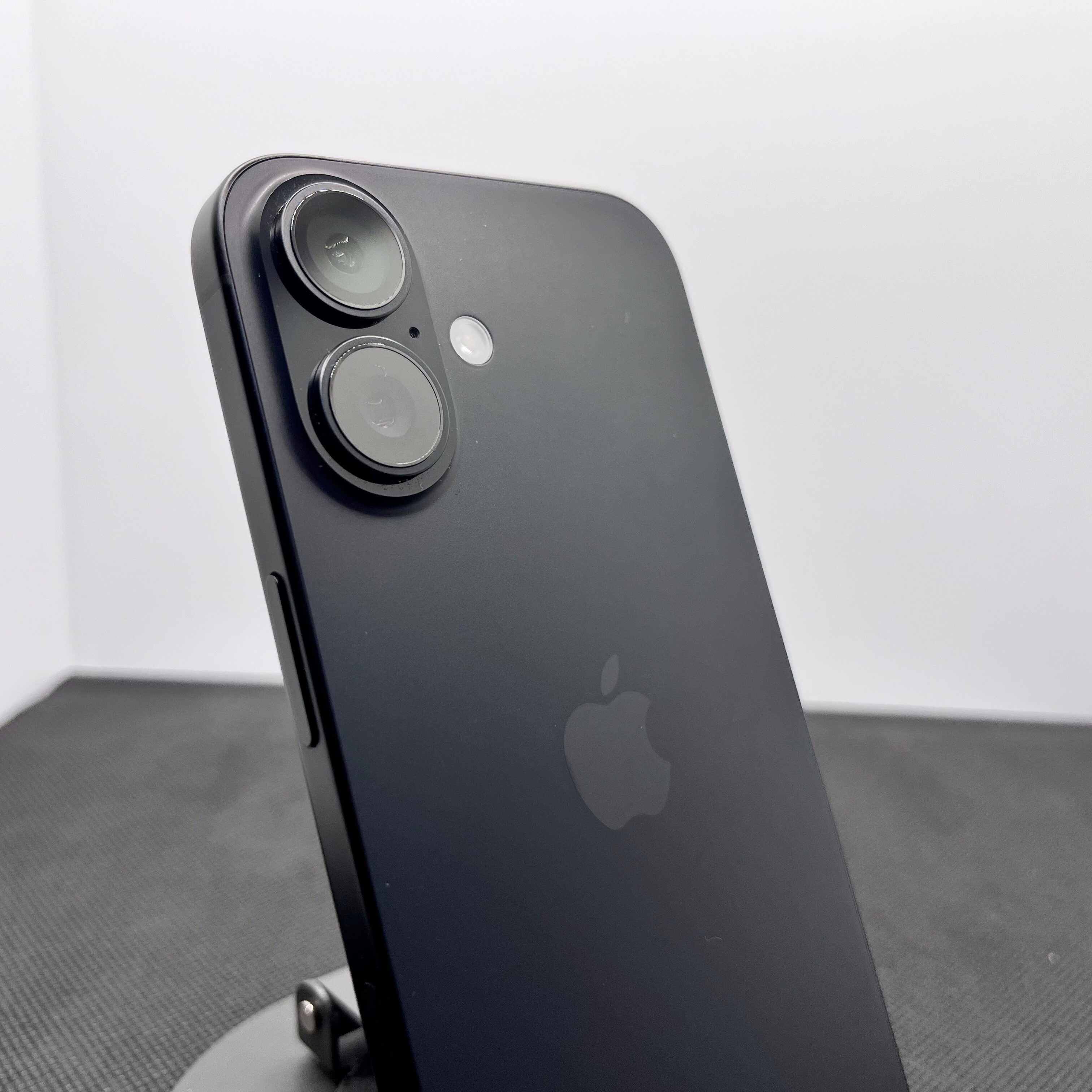 Apple iPhone 16 256GB Black Titanium (12 Month Warranty) - Image 10