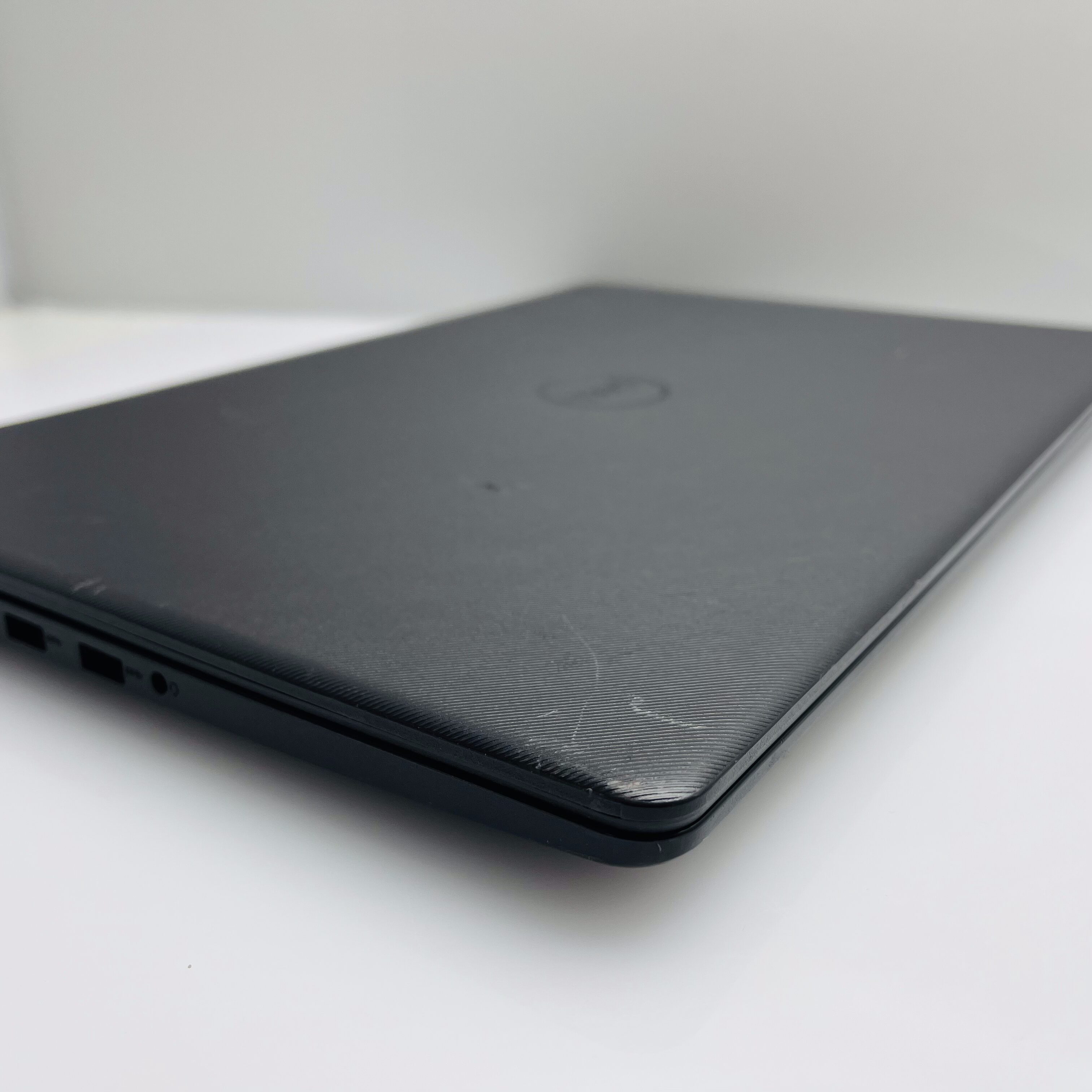 Dell Vostro 3591 10th Gen "Core i3" 2.10GHz 8GB RAM 500GB SSD (NVMe) Black - Minor Bright Spots - Image 5