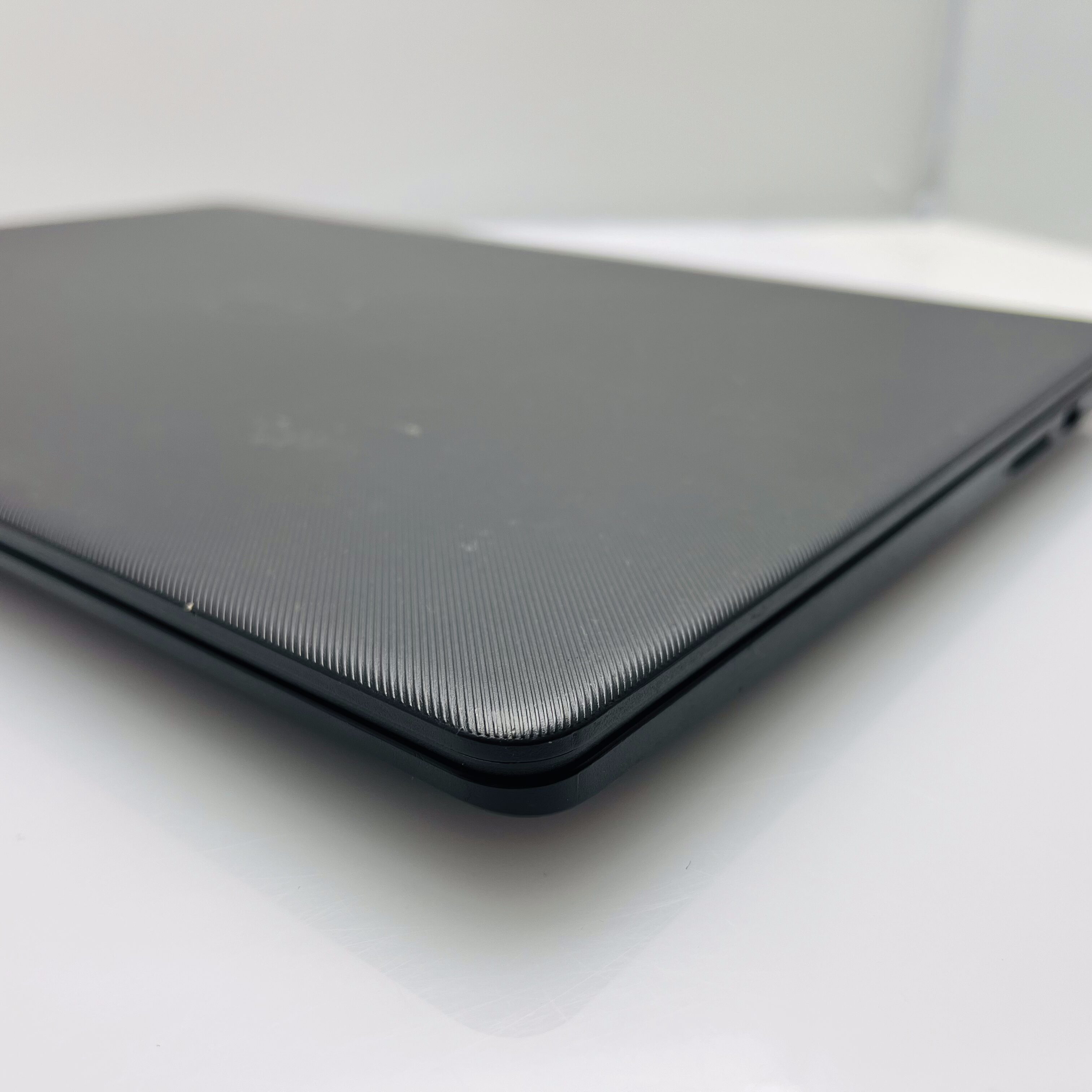 Dell Vostro 3591 10th Gen "Core i3" 2.10GHz 8GB RAM 500GB SSD (NVMe) Black - Minor Bright Spots - Image 6