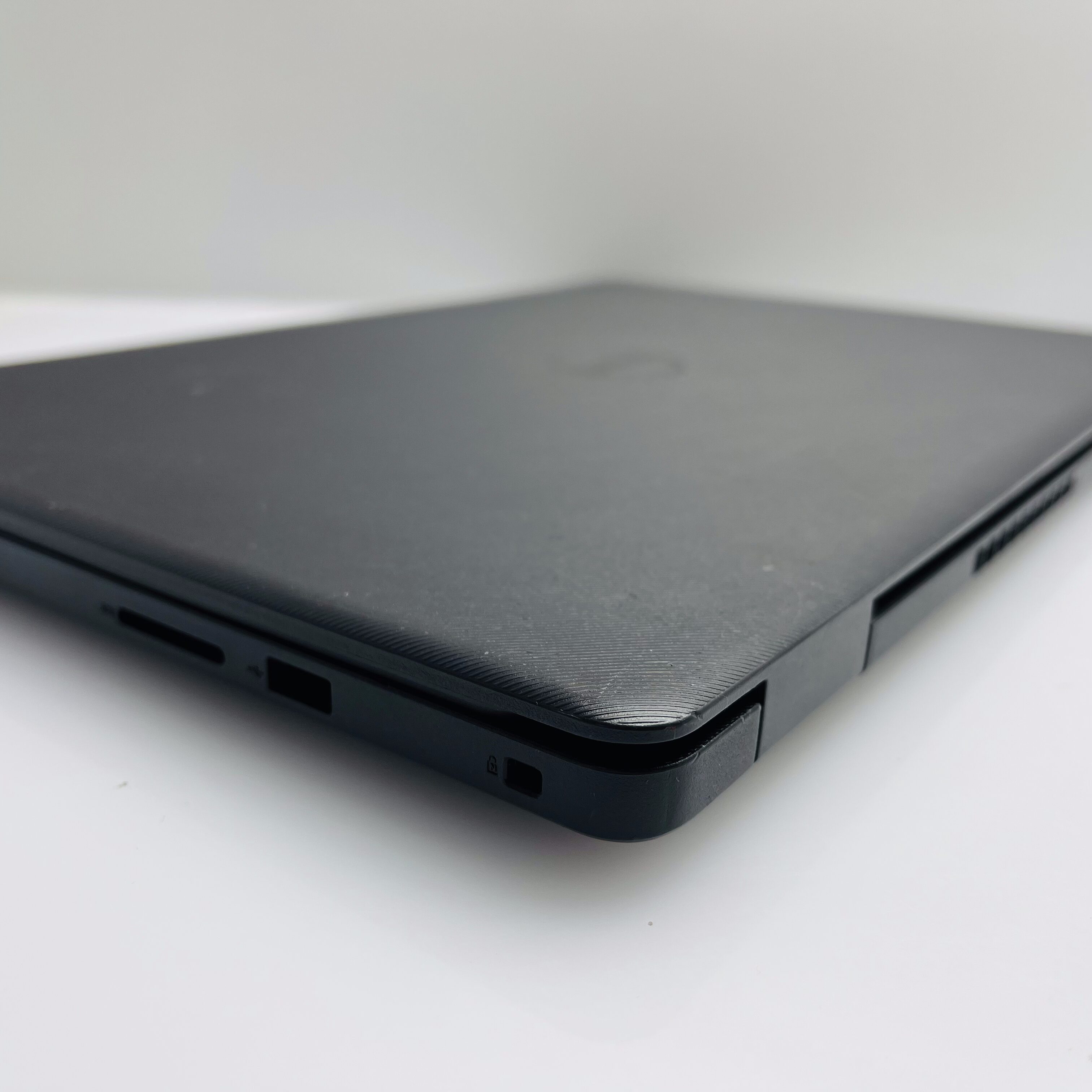 Dell Vostro 3591 10th Gen "Core i3" 2.10GHz 8GB RAM 500GB SSD (NVMe) Black - Minor Bright Spots - Image 8