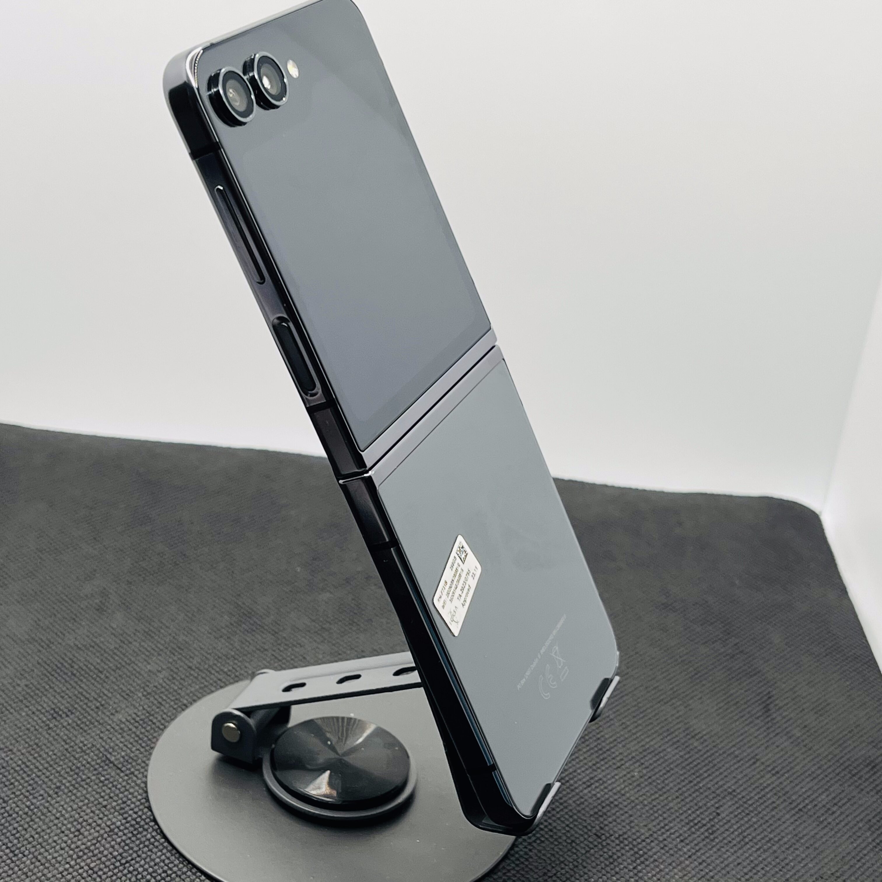 Samsung Galaxy Z Flip 5 256GB Graphite (6 Month Warranty) - Image 9