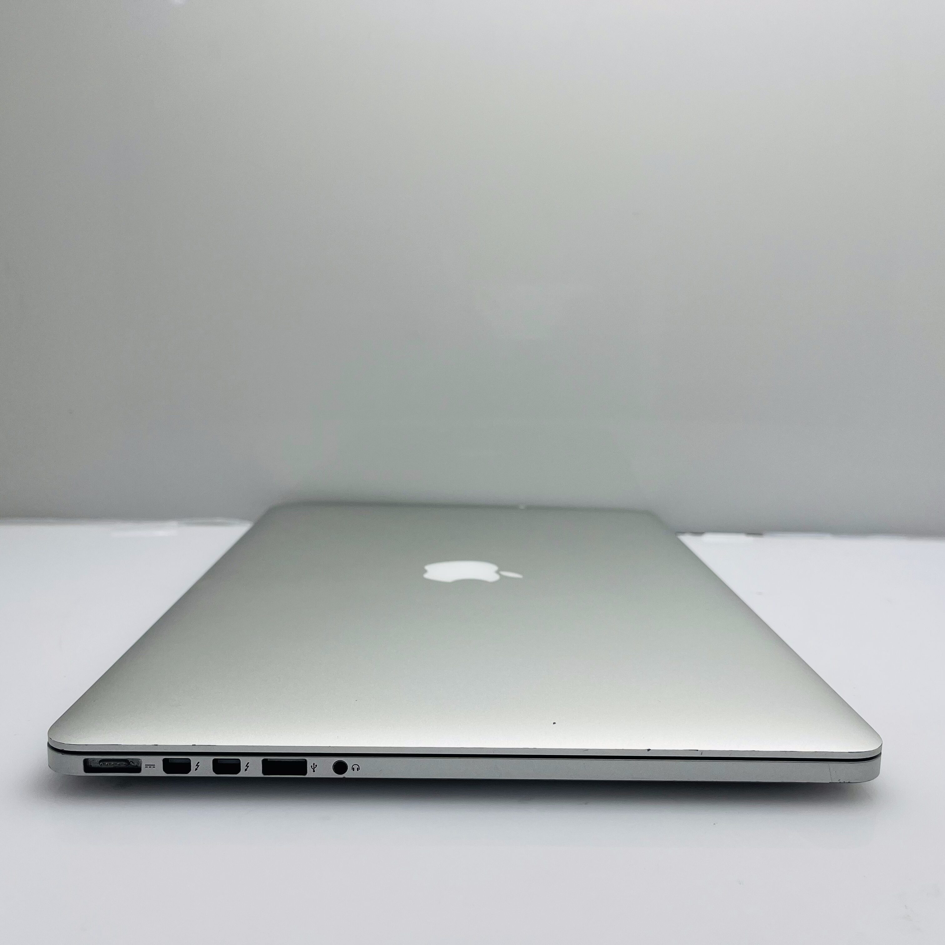 Apple MacBook Pro 15-Inch “Core i7” 2.00GHz 8GB RAM 256GB SSD
