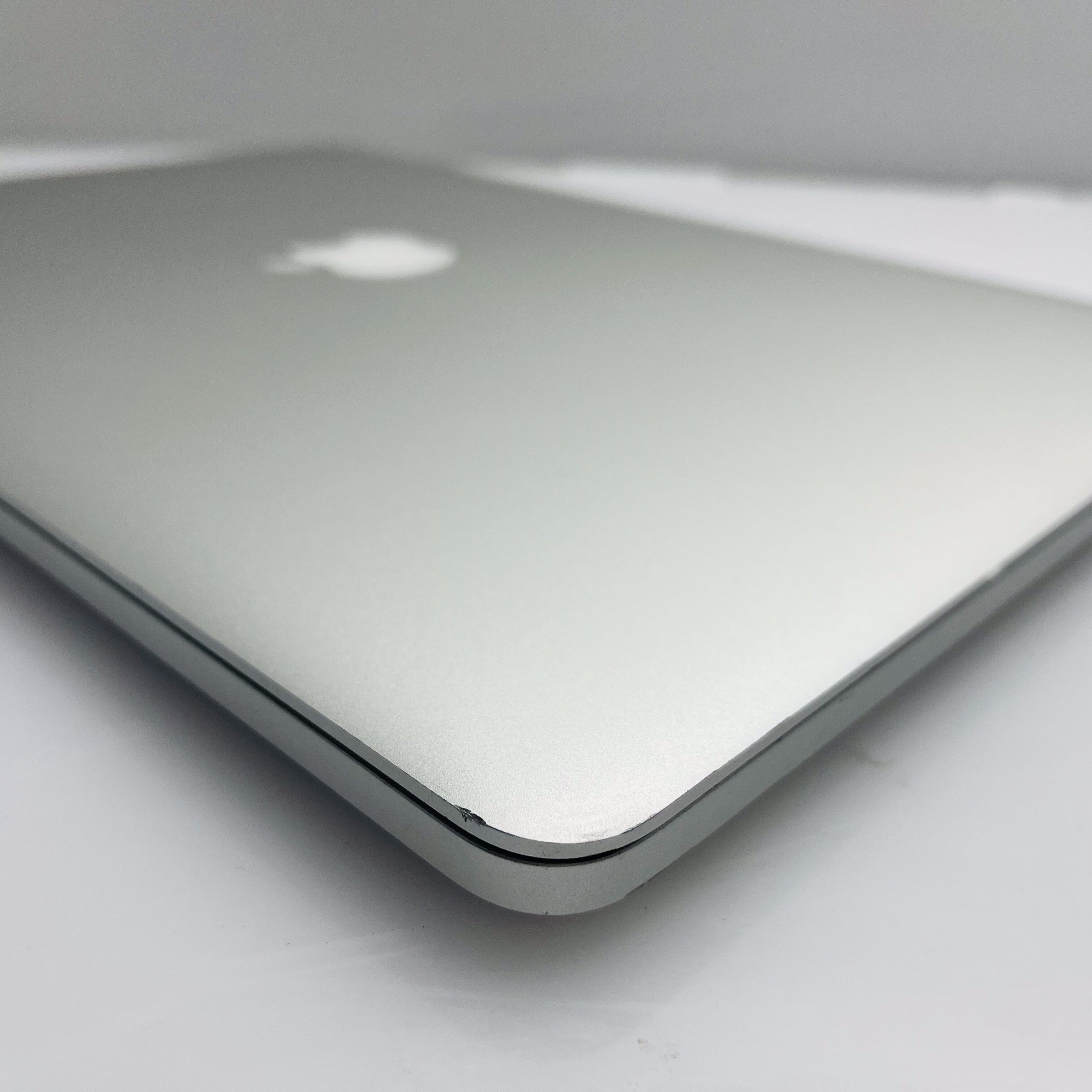 Apple MacBook Pro 15-Inch “Core i7” 2.00GHz 8GB RAM 256GB SSD