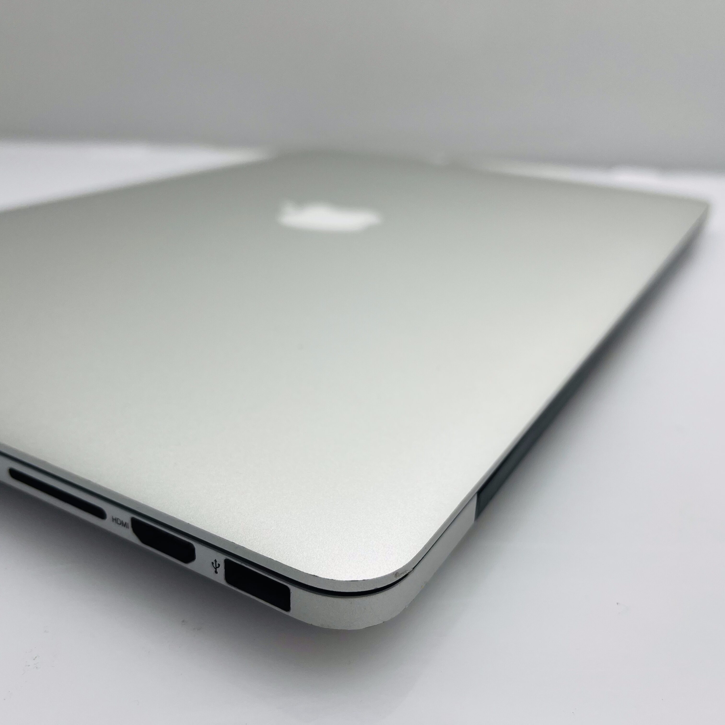 Apple MacBook Pro 15-Inch “Core i7” 2.00GHz 8GB RAM 256GB SSD