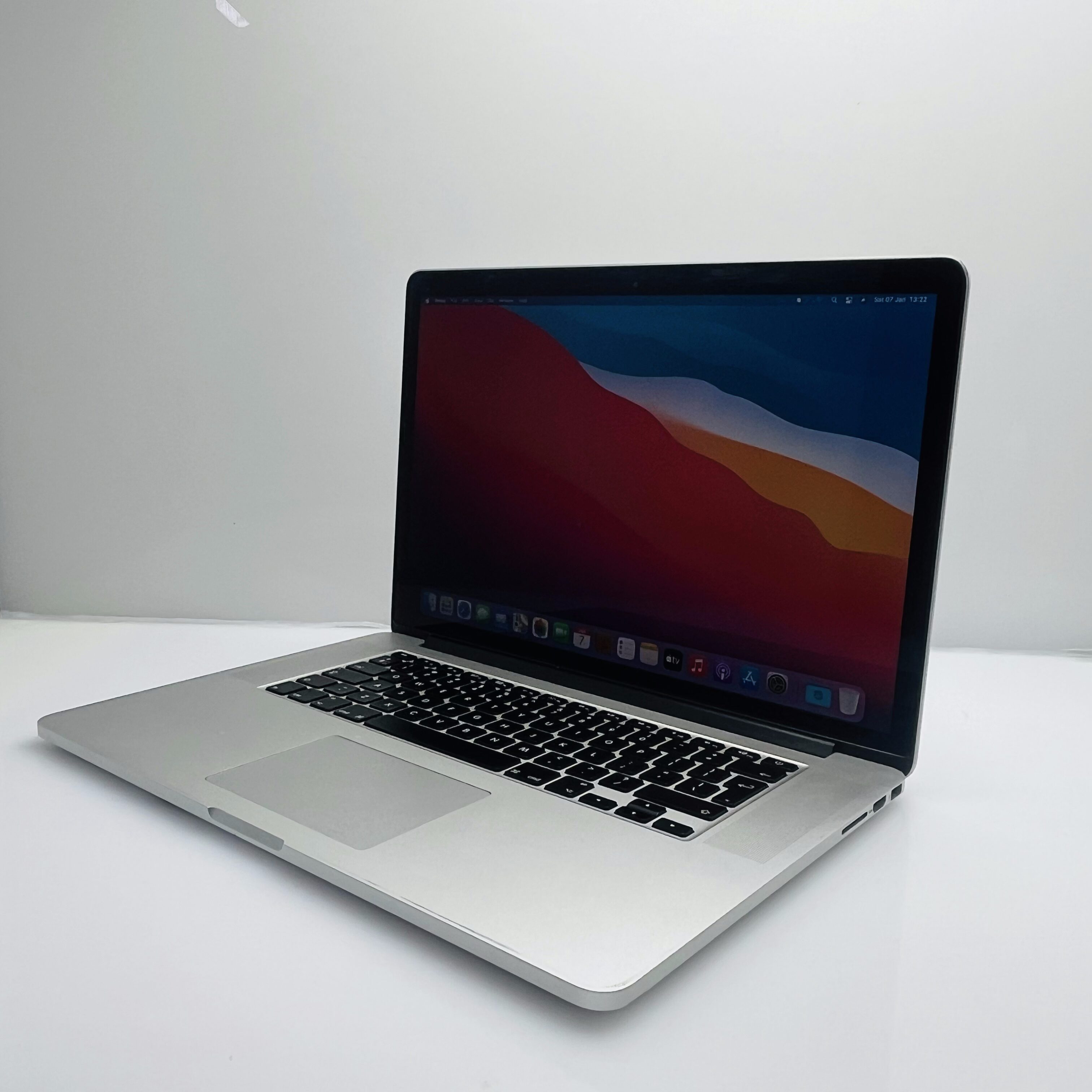 Apple MacBook Pro 15-Inch “Core i7” 2.00GHz 8GB RAM 256GB SSD