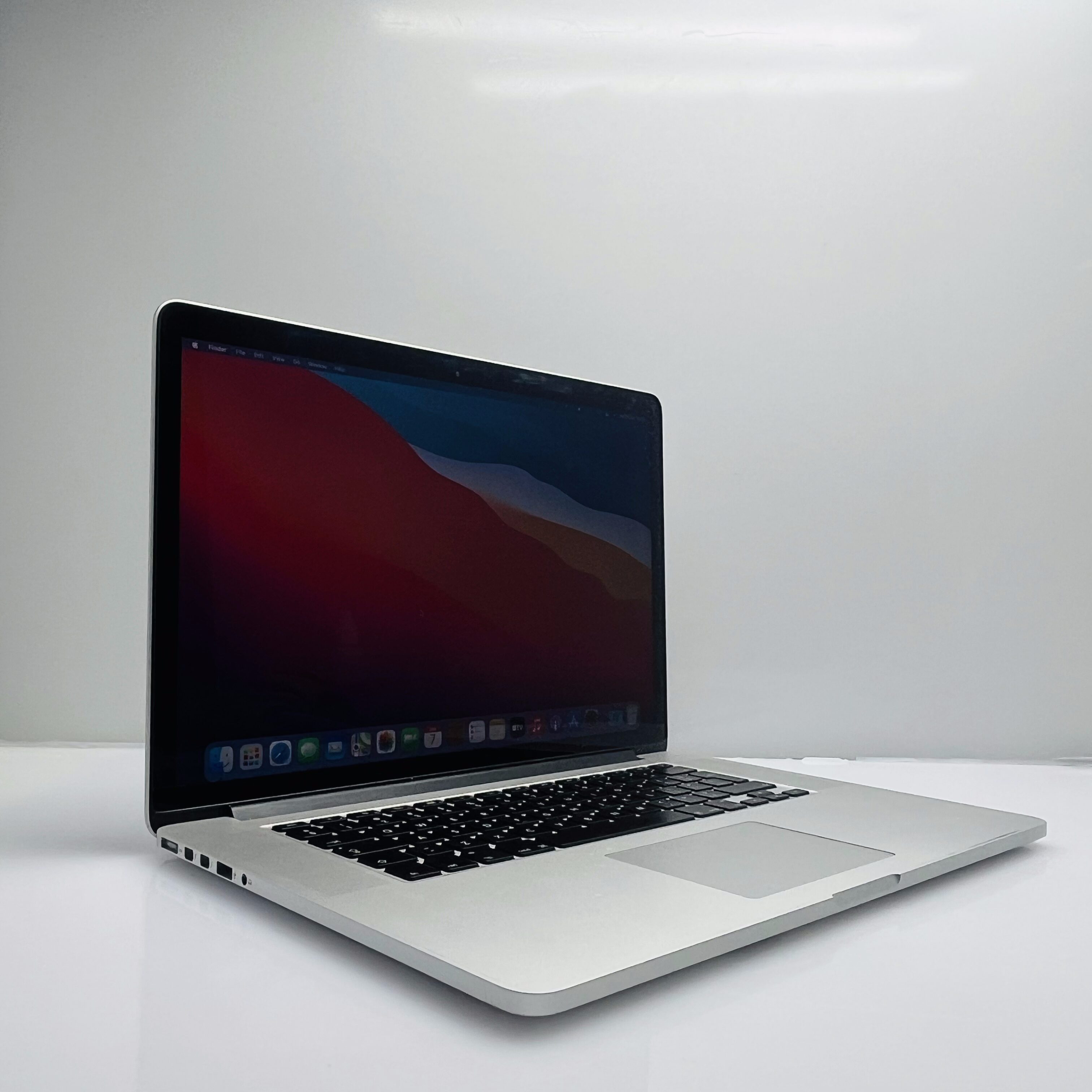 Apple MacBook Pro 15-Inch “Core i7” 2.00GHz 8GB RAM 256GB SSD