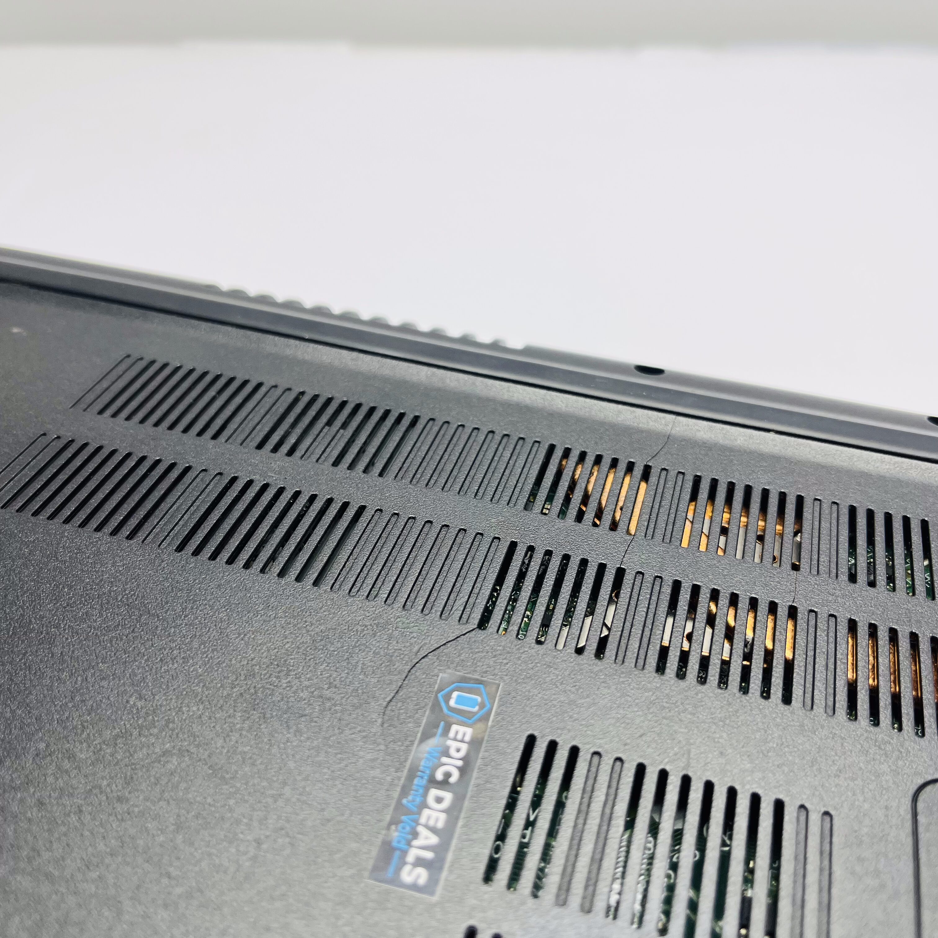 Acer Aspire A515-51 8th Gen "Core i7" 1.80GHz 8GB RAM 500GB SSD Grey - Minor Bright Spots And Cracked Casing - Image 10