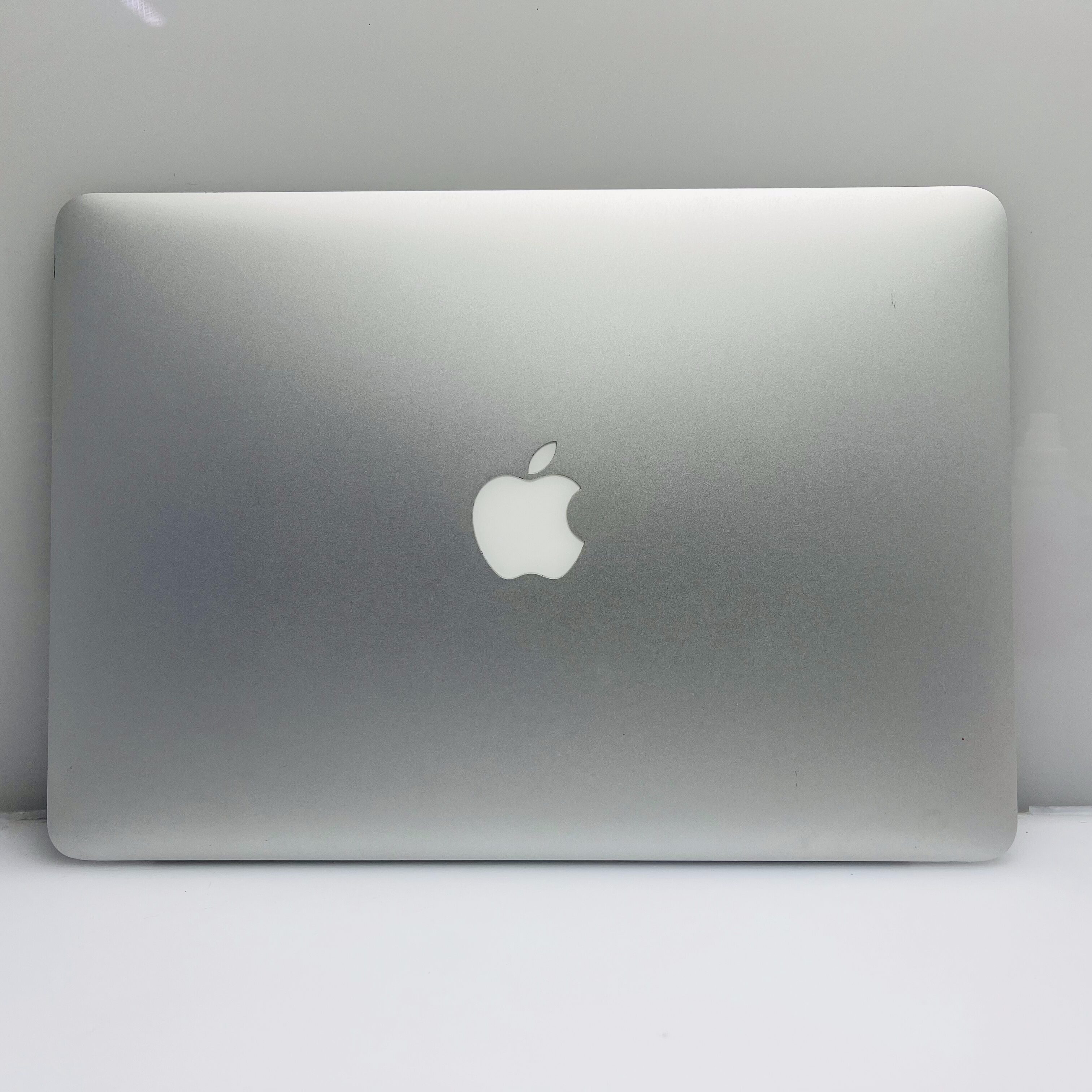 Apple MacBook Air 13-inch “Core i5” 1.6GHz (Early 2015) 8GB RAM