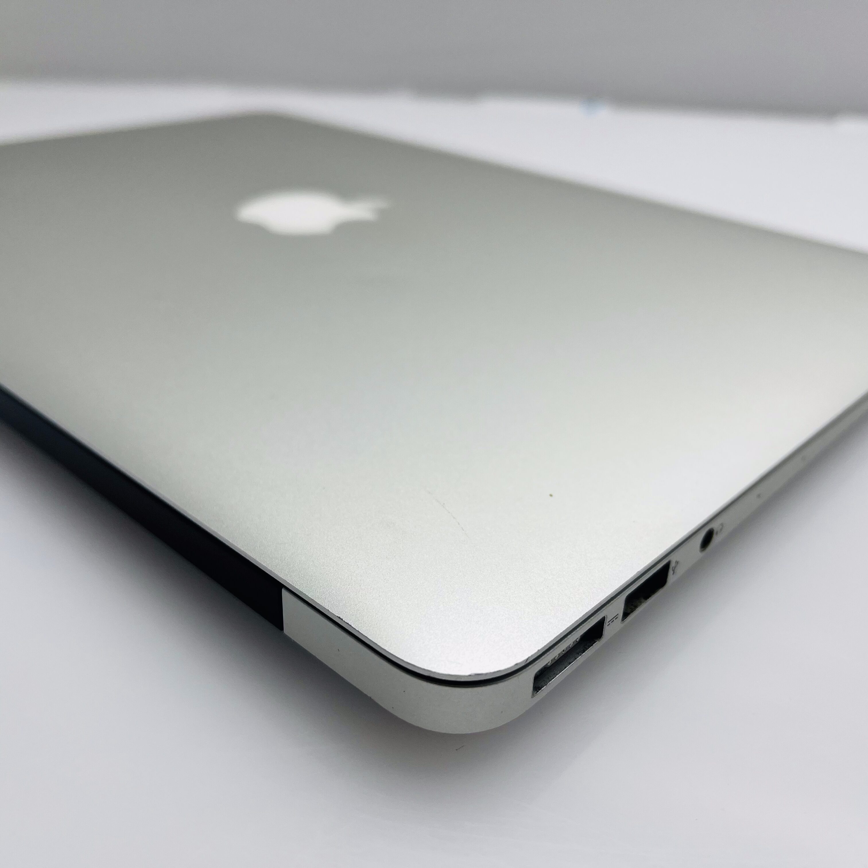 Apple MacBook Air 13-inch “Core i5” 1.6GHz (Early 2015) 8GB RAM