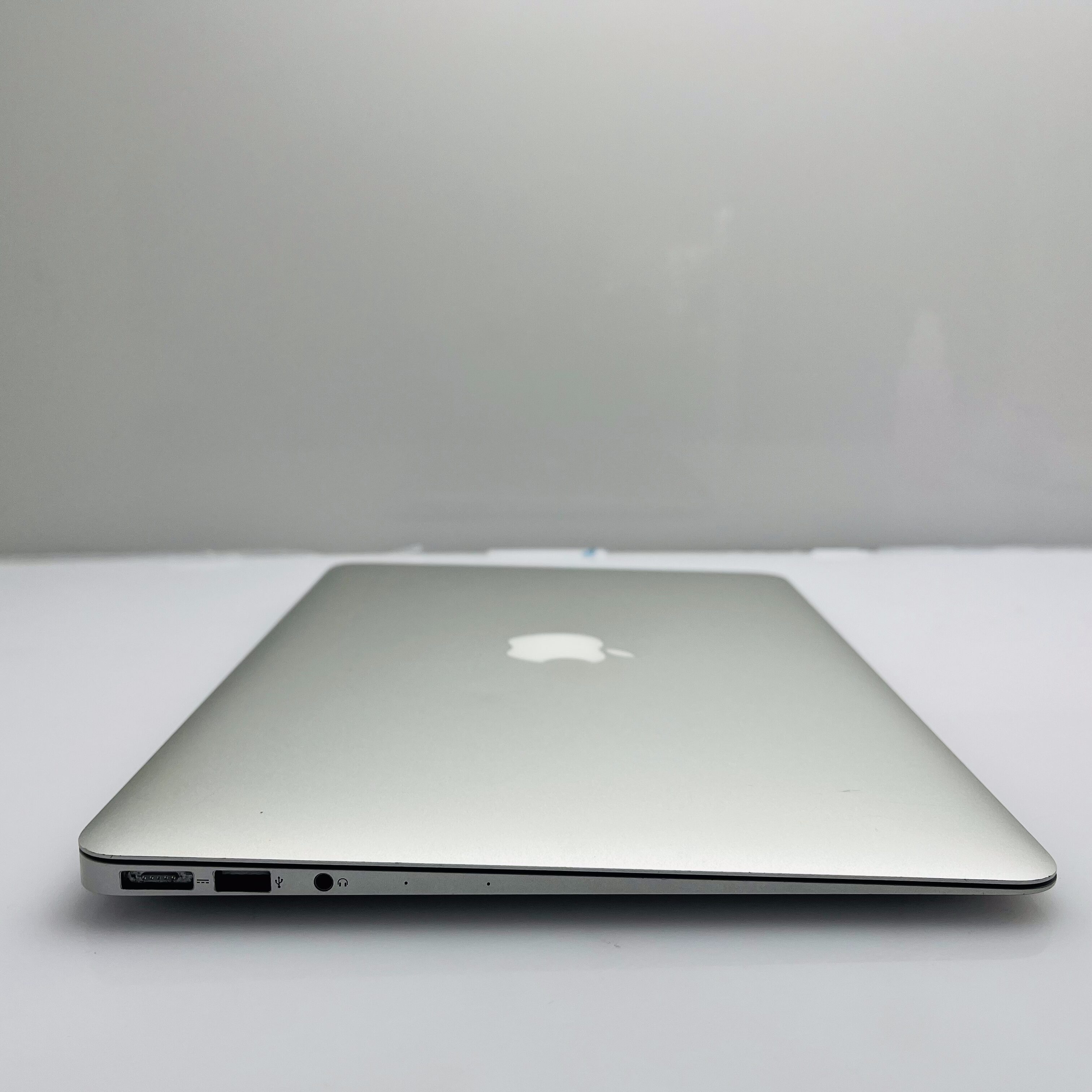 Apple MacBook Air 13-inch “Core i5” 1.6GHz (Early 2015) 8GB RAM