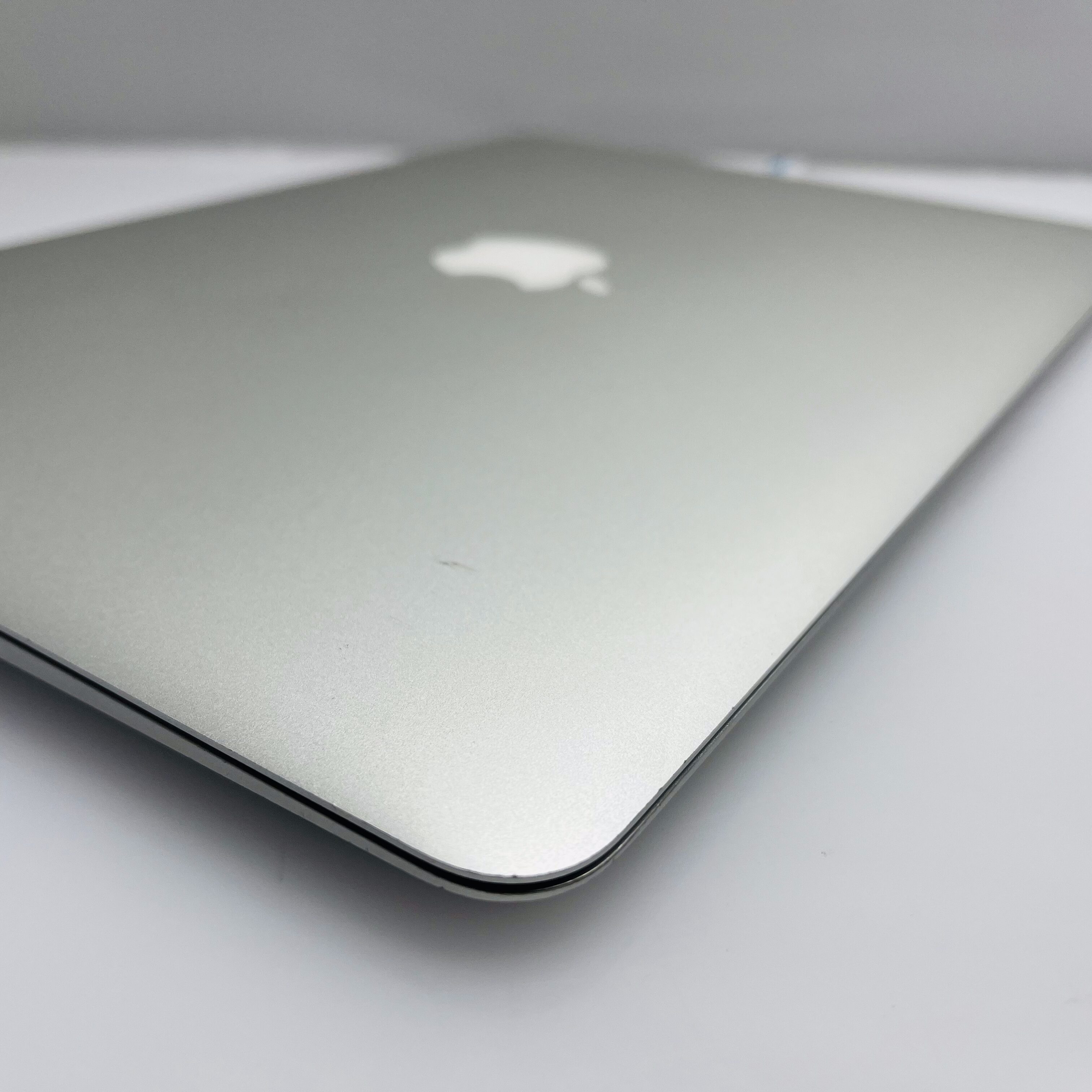 Apple MacBook Air 13-inch “Core i5” 1.6GHz (Early 2015) 8GB RAM