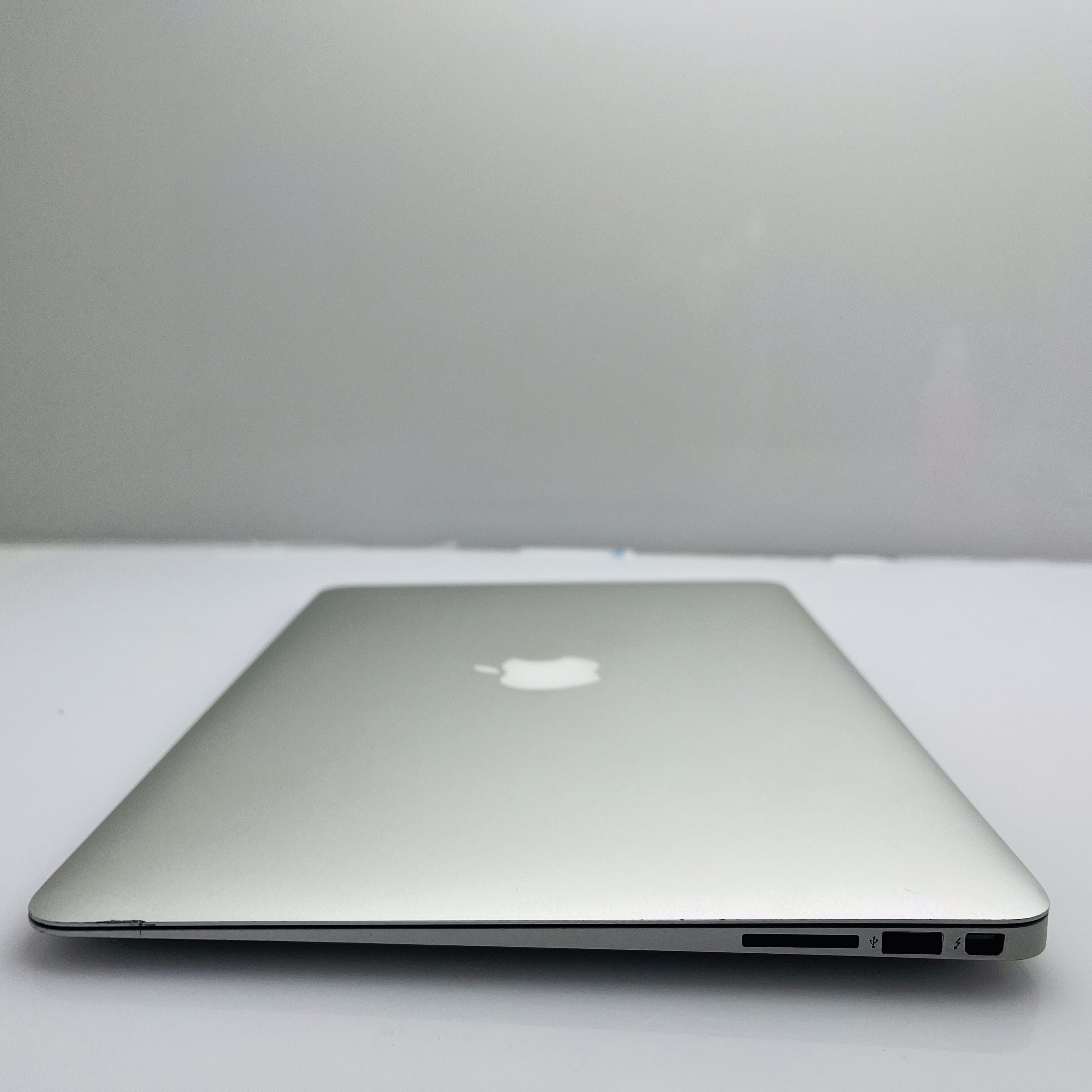 Apple MacBook Air 13-inch “Core i5” 1.6GHz (Early 2015) 8GB RAM