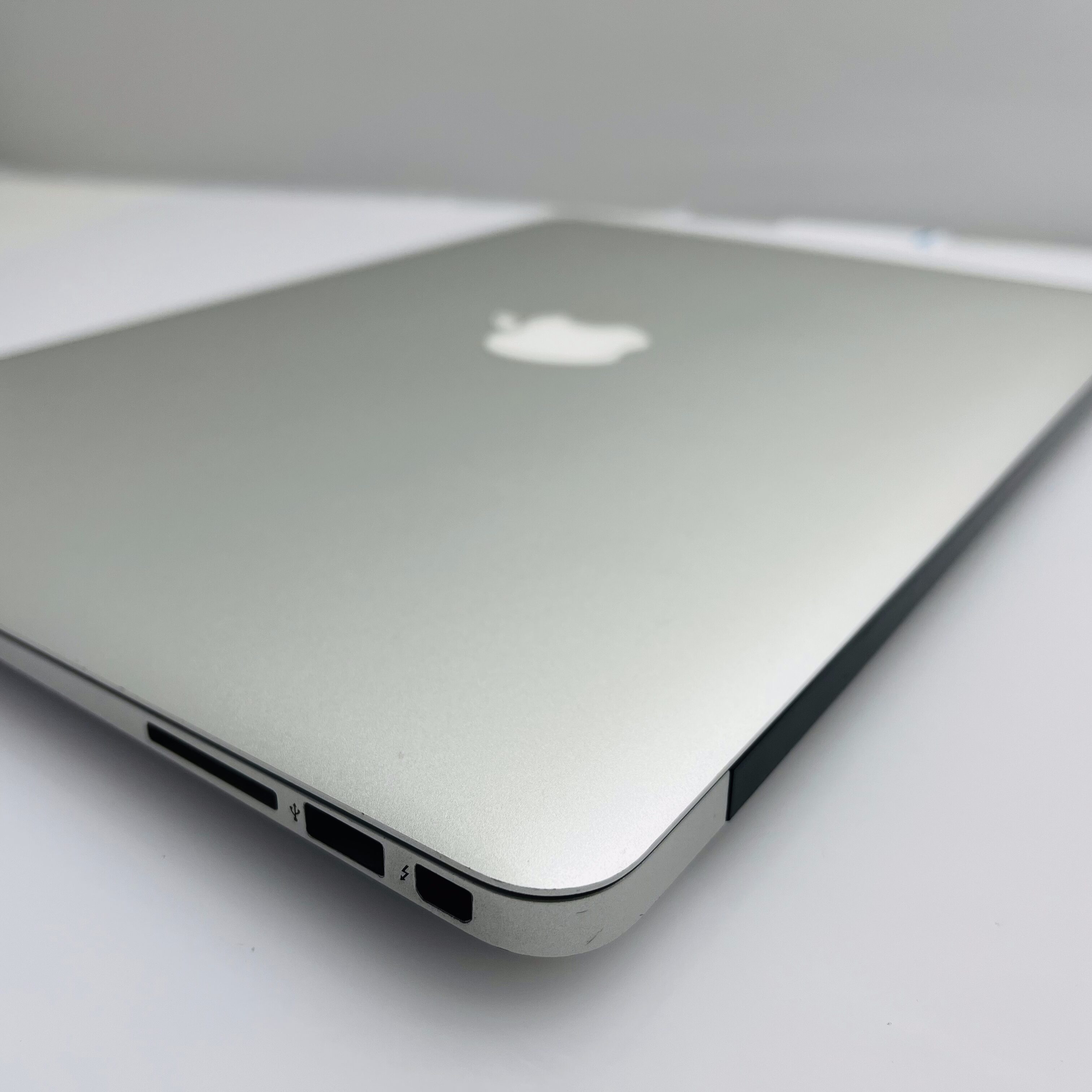 Apple MacBook Air 13-inch “Core i5” 1.6GHz (Early 2015) 8GB RAM