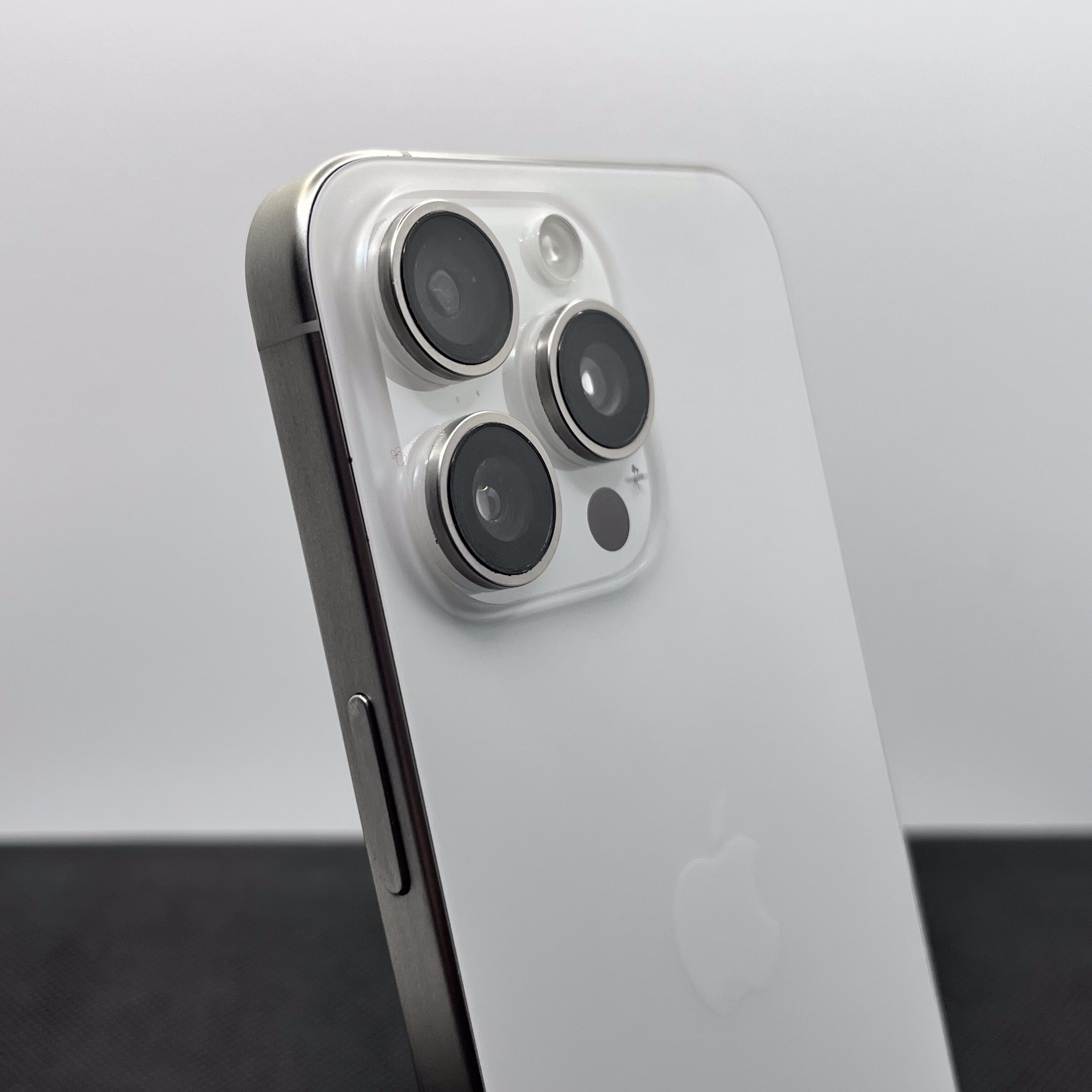 Apple iPhone 15 Pro Max White Titanium (12 Month Warranty) - Image 10