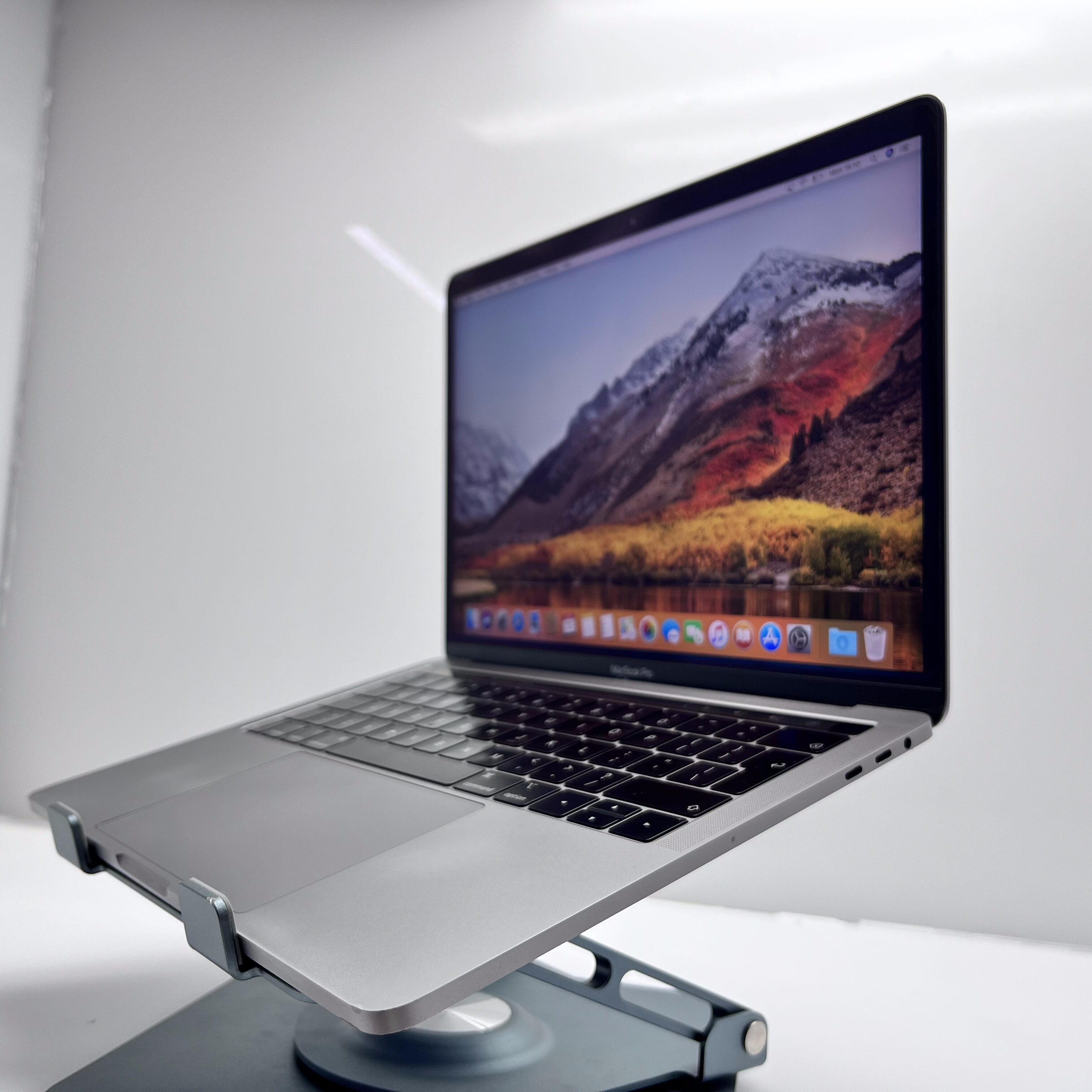 Apple MacBook Pro "Core i5" 13-Inch 8GB RAM 500GB SSD (Touch-bar 2018) Space Grey - Minor Crack - Image 4