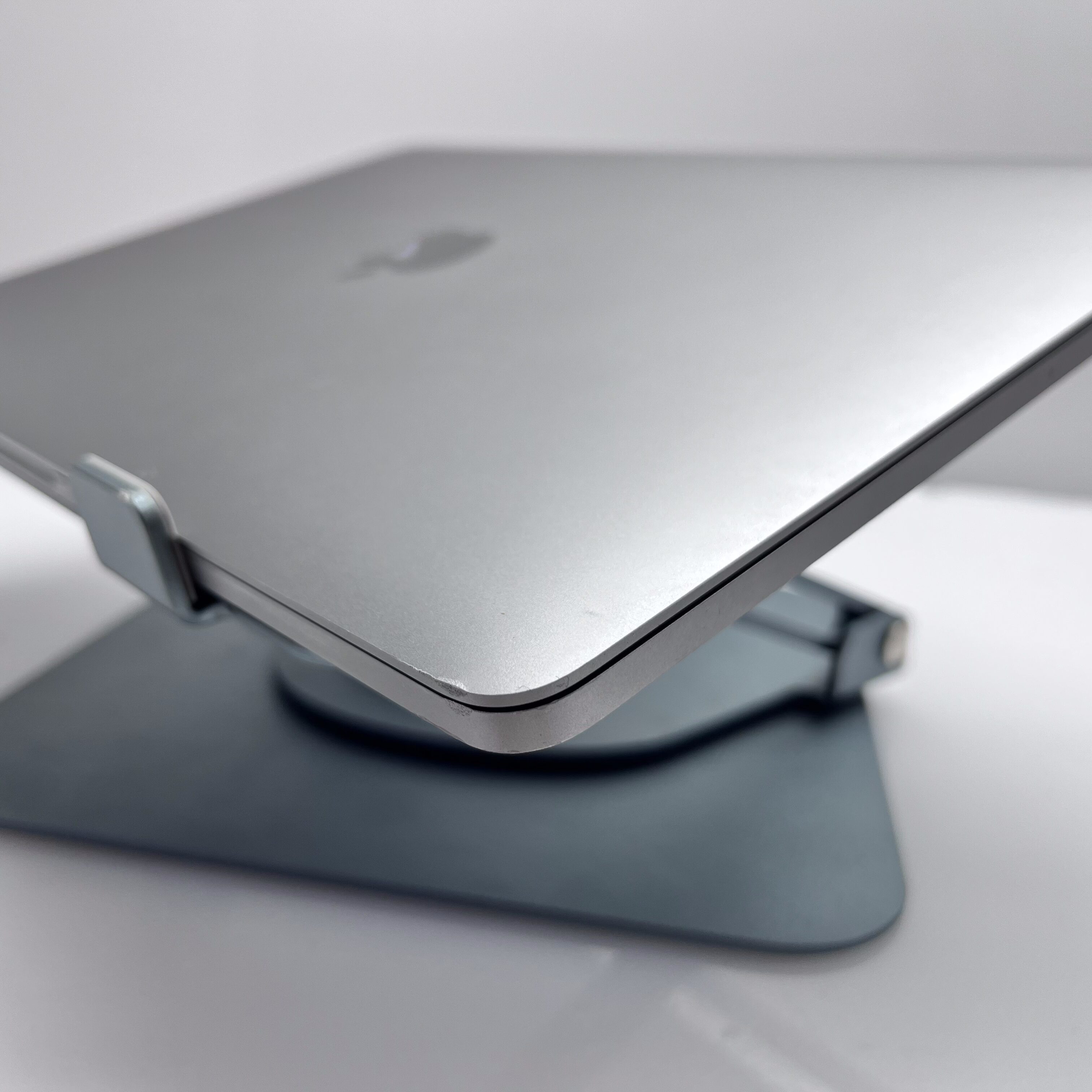 Apple MacBook Pro "Core i5" 13-Inch 8GB RAM 500GB SSD (Touch-bar 2018) Space Grey - Minor Crack - Image 10