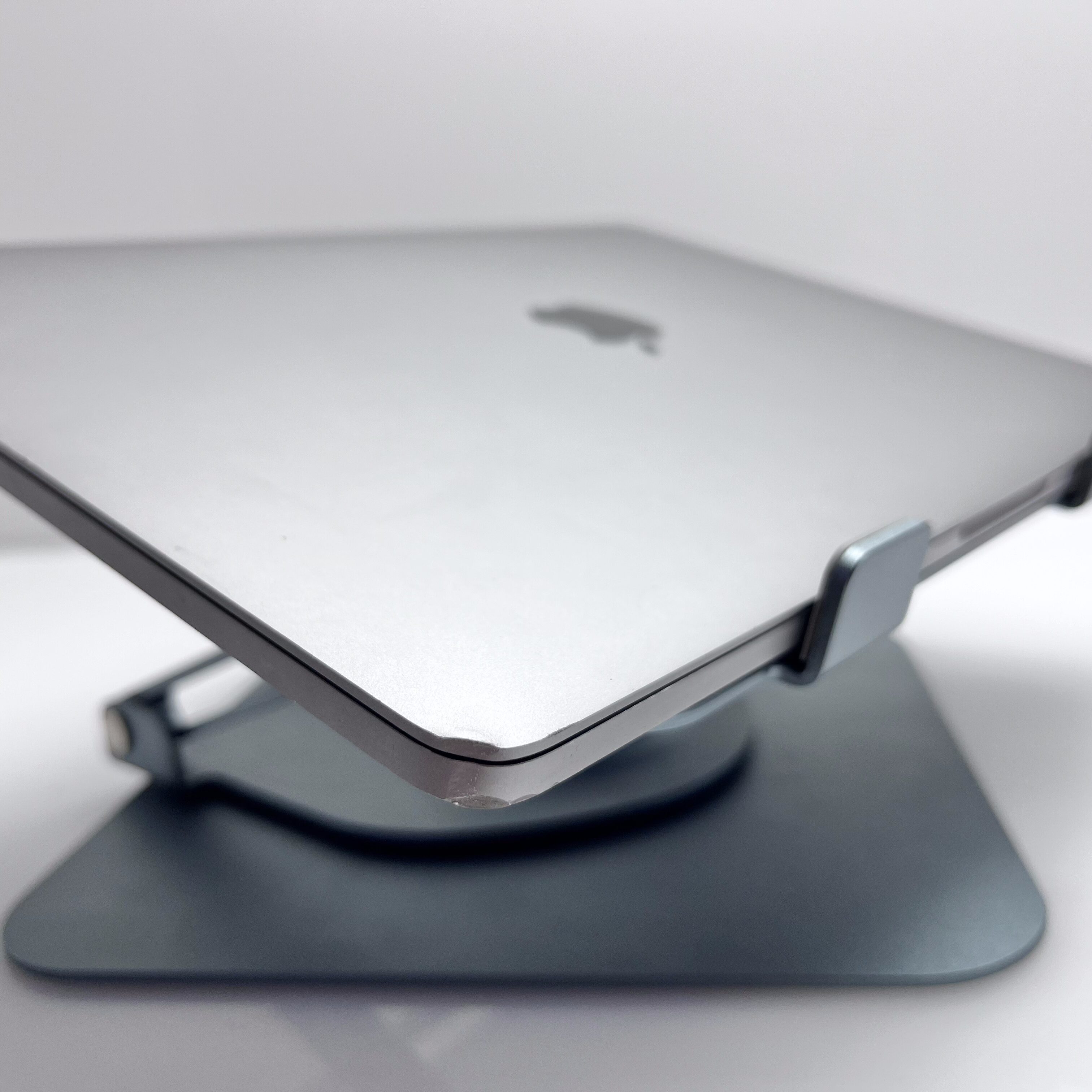 Apple MacBook Pro "Core i5" 13-Inch 8GB RAM 500GB SSD (Touch-bar 2018) Space Grey - Minor Crack - Image 9