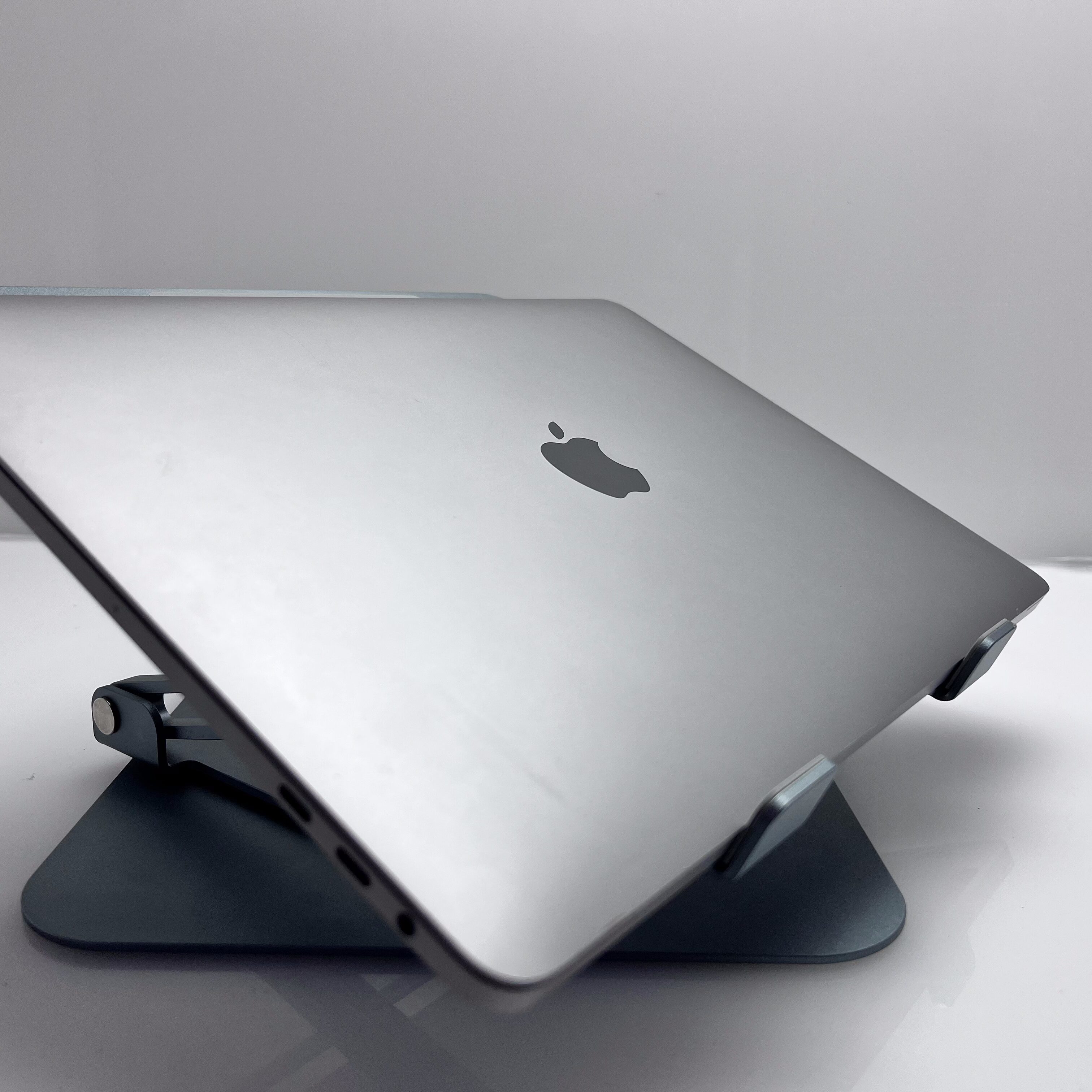 Apple MacBook Pro "Core i5" 13-Inch 8GB RAM 500GB SSD (Touch-bar 2018) Space Grey - Minor Crack - Image 6