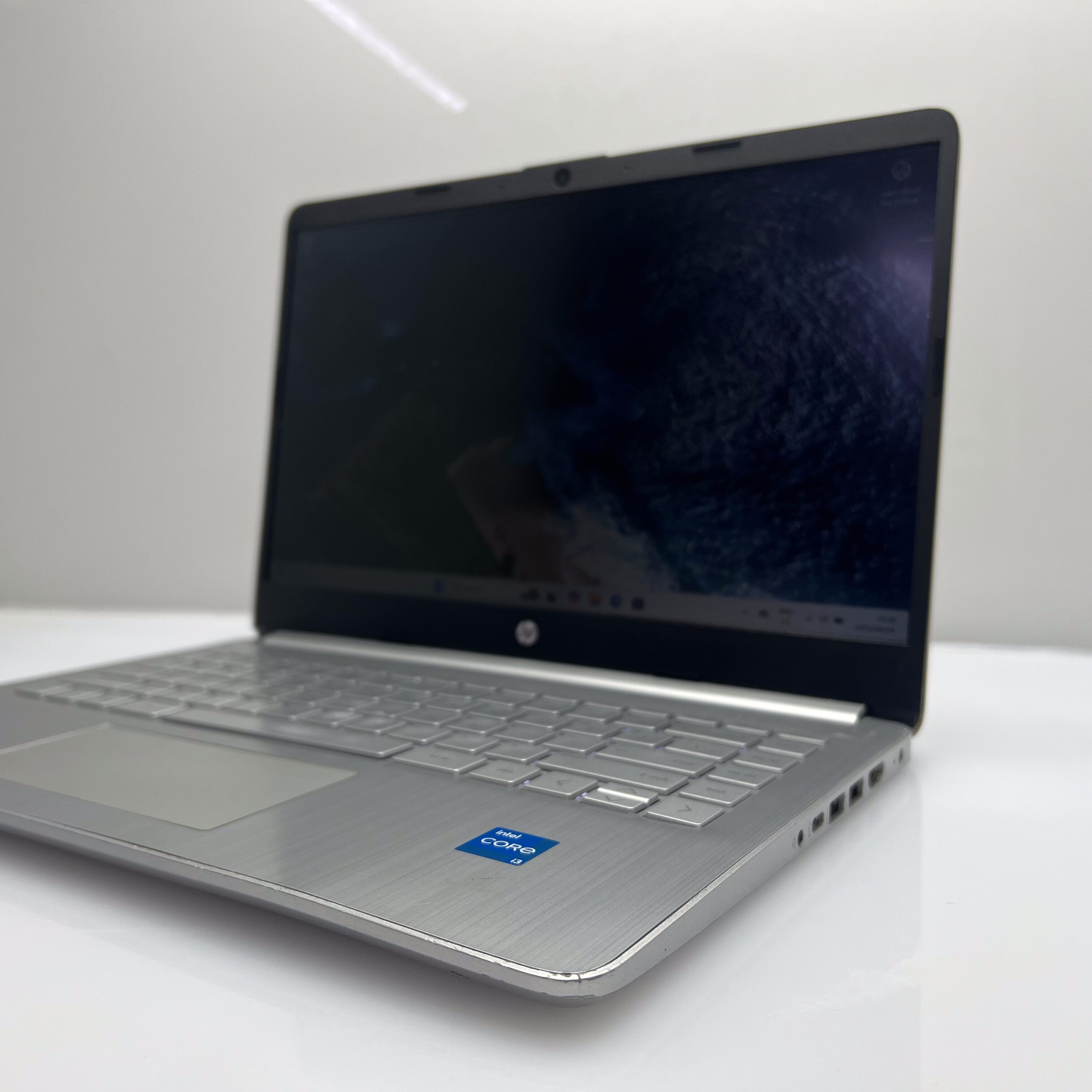HP 14dq1031 ni "Core i3" 8GB RAM 256GB SSD Silver - Bright Spots | Chipped Casing - Image 4